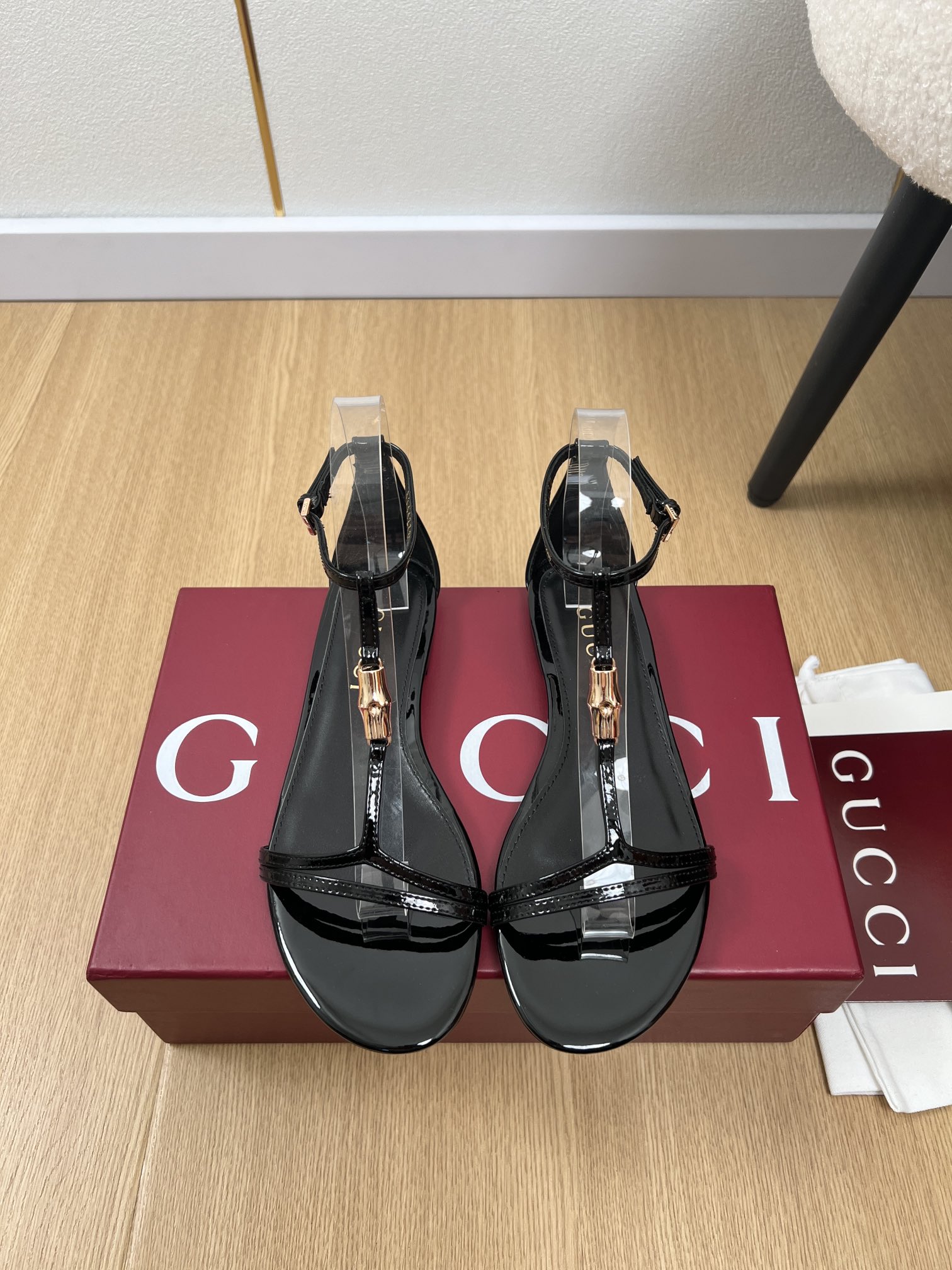 NO:412067,GUCCI | 2025 G Home 2025 Spring and Summer New Products, the latest hit sandals series of counters, imported beef patent leather upper, inner sheepskin, outsole, Italian leather outsole, heel height 1cm, size 35-42 (40.41.42 can be customized without return), sandals, gucci, gucci, sandals, sheepskin, Leather soles19860909GUCCI古奇 | 2025 G家2025春夏新品 专柜最新走秀爆款拖凉鞋系列 鞋面进口牛漆皮 内里羊皮里 大底意大利真皮大底 跟高1cm 码数35-42（40.41.42可定制不退换）,凉鞋,gucci,gucci,sandals,sheepskin,Leather soles,Women's Shoes