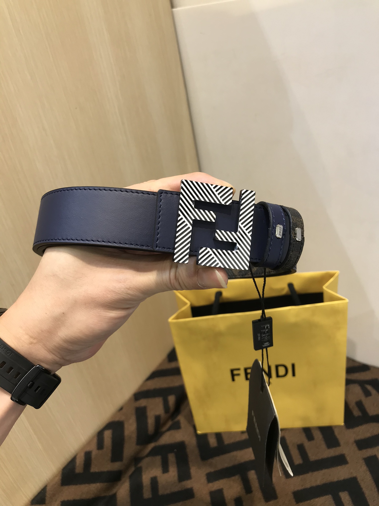 💯💯配送专柜包装 打孔针  新款 FD 宽35MM  F标志造型 支持NFC 字母F扣 搭配标志性，进口