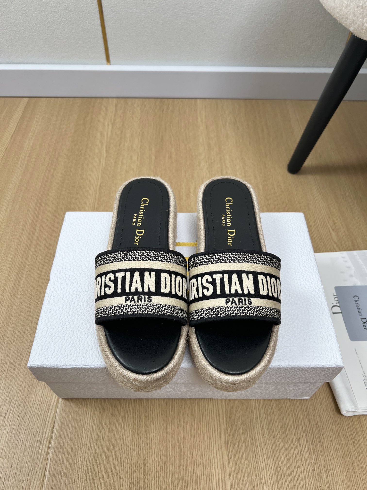 NO:412050,DIOR | 2025 D Home 2025 Spring and Summer New Products, the latest hit classic hemp rope thick-soled slipper series, original replica, super durable and super versatile, very comfortable to put on, slim and white, super good-looking, original custom letters, three-dimensional embroidered upper, inner sheepskin, original molded hemp rope, sole, 5cm thick, size 35-42 (40.41.42 customization), slippers, dior, dior, dior, slippers, sheepskin19860909DIOR迪奥 | 2025 D家2025春夏新品 专柜最新爆款经典麻绳厚底拖鞋系列 原版复刻 超耐看超百搭款 上脚非常舒适 显瘦又显白 超级好看 鞋面原版订制字母立体刺绣鞋面 内里羊皮 大底原版开模麻绳大底 底厚5cm 码数35-42（40.41.42定制）,拖鞋,dior,dior,dior,slippers,sheepskin,Women's Shoes