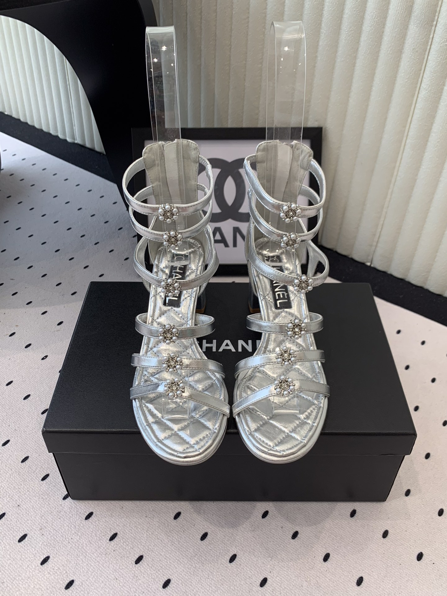 NO:411743,Chanel new high-heeled sandals, high-version shipment, essential for spring and summer wardrobe matching, sandals first choice, diamond design exclusive to the fragrance of the family, original imported sheepskin upper, imported crystal sheepskin lining, original mold-open custom leather outsole Size: 35-39 (custom made by 40, 41), high heels sandals, chanel, chanel, sandals, high heels, sheepskin, Leather soles19860909Chanel新款高跟凉鞋 高版本出货 春夏衣橱搭配必备 凉拖首选 菱格设计香家专属 原版进口羊皮鞋面 进口水晶羊皮内里 原版开模定制真皮大底 Size: 35-39（40、41订做）,高跟鞋凉鞋,chanel,chanel,sandals,high heels,sheepskin,Leather soles,Women's Shoes