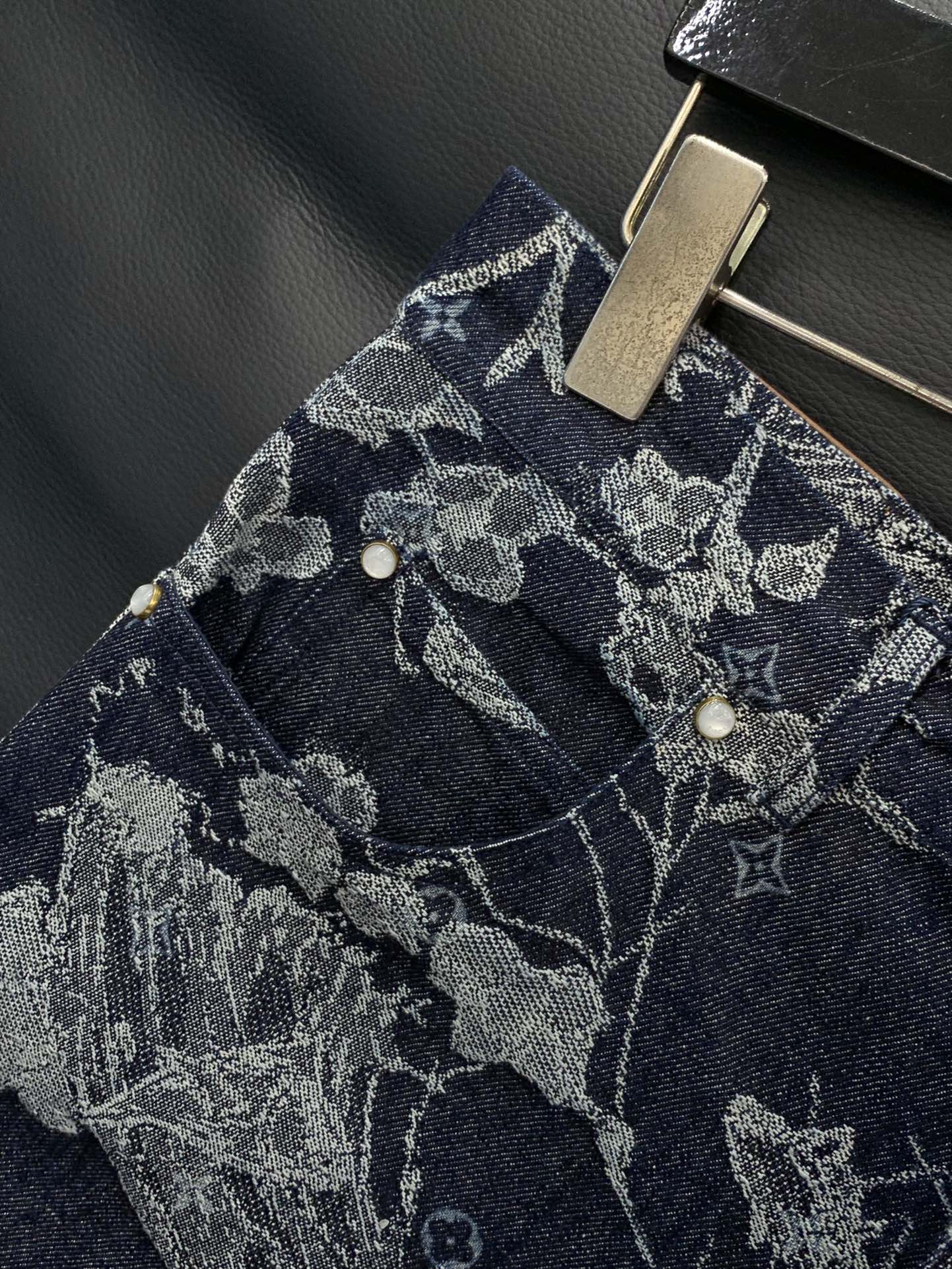 衣服，裤子，LouisVuitton 路易威登，2025春季最新款，专柜同步有售，原单狠货，时尚休闲牛仔