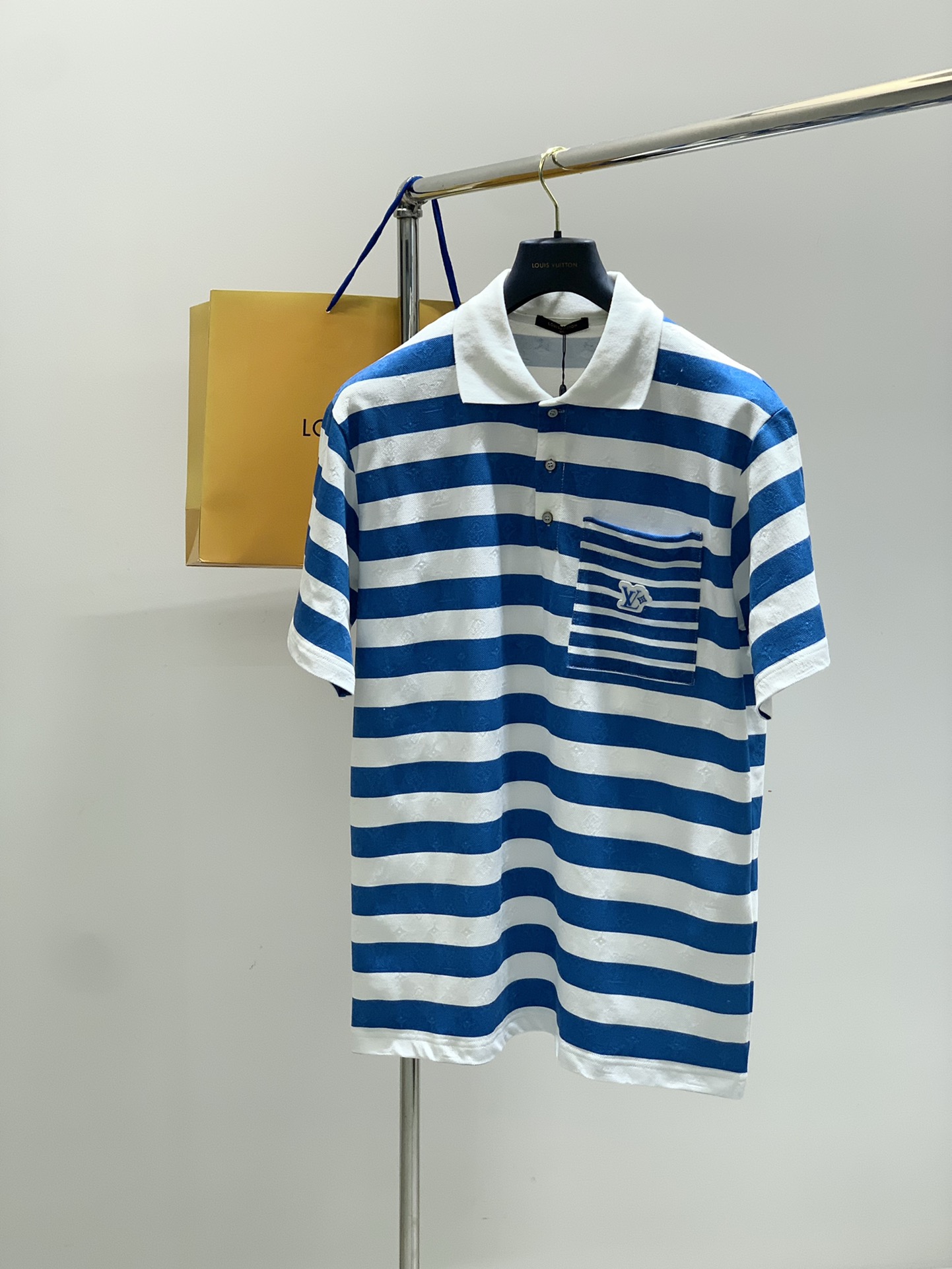 ，LouisVuitton 路易威登，2025夏季最新款，专柜同步有售，原单狠货，时尚休闲翻领短袖T恤，