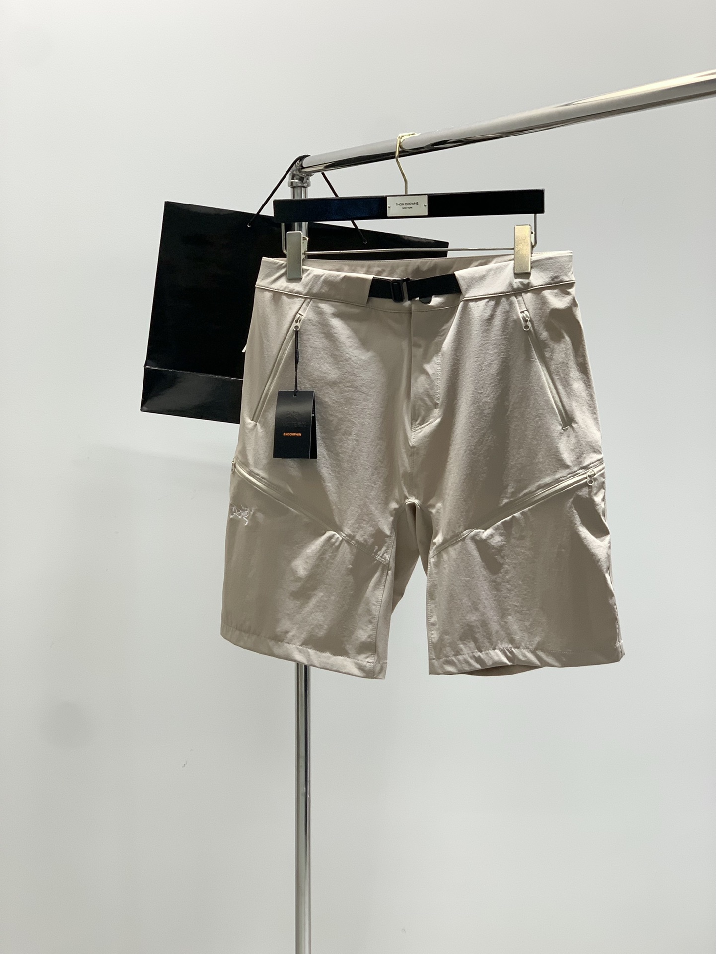 ，ARCTERYX 始祖鸟，2025夏季新品，时尚休闲短裤，专柜同步有售，原单狠货，采用进口原版面料，顶