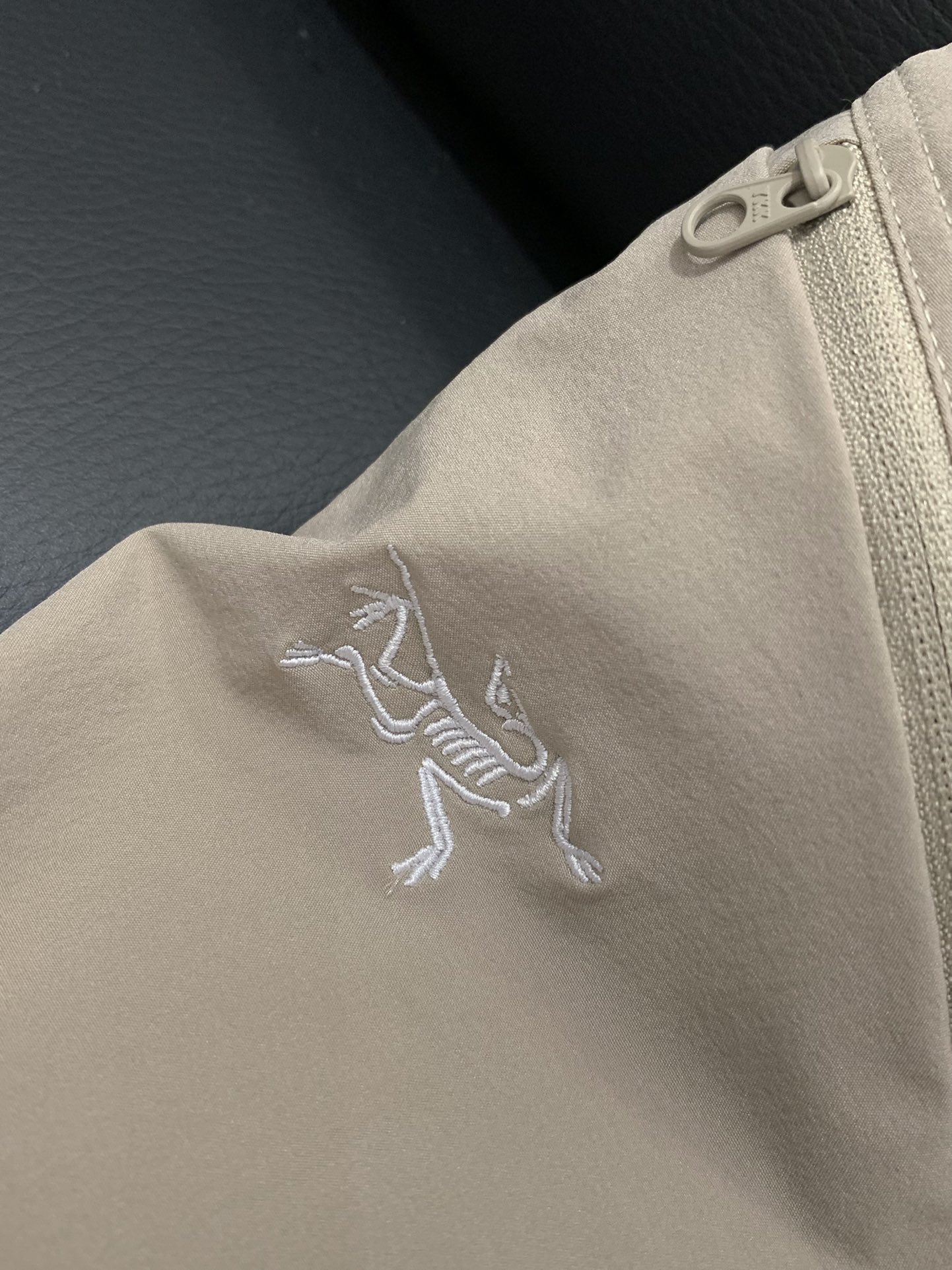 ，ARCTERYX 始祖鸟，2025夏季新品，时尚休闲短裤，专柜同步有售，原单狠货，采用进口原版面料，顶