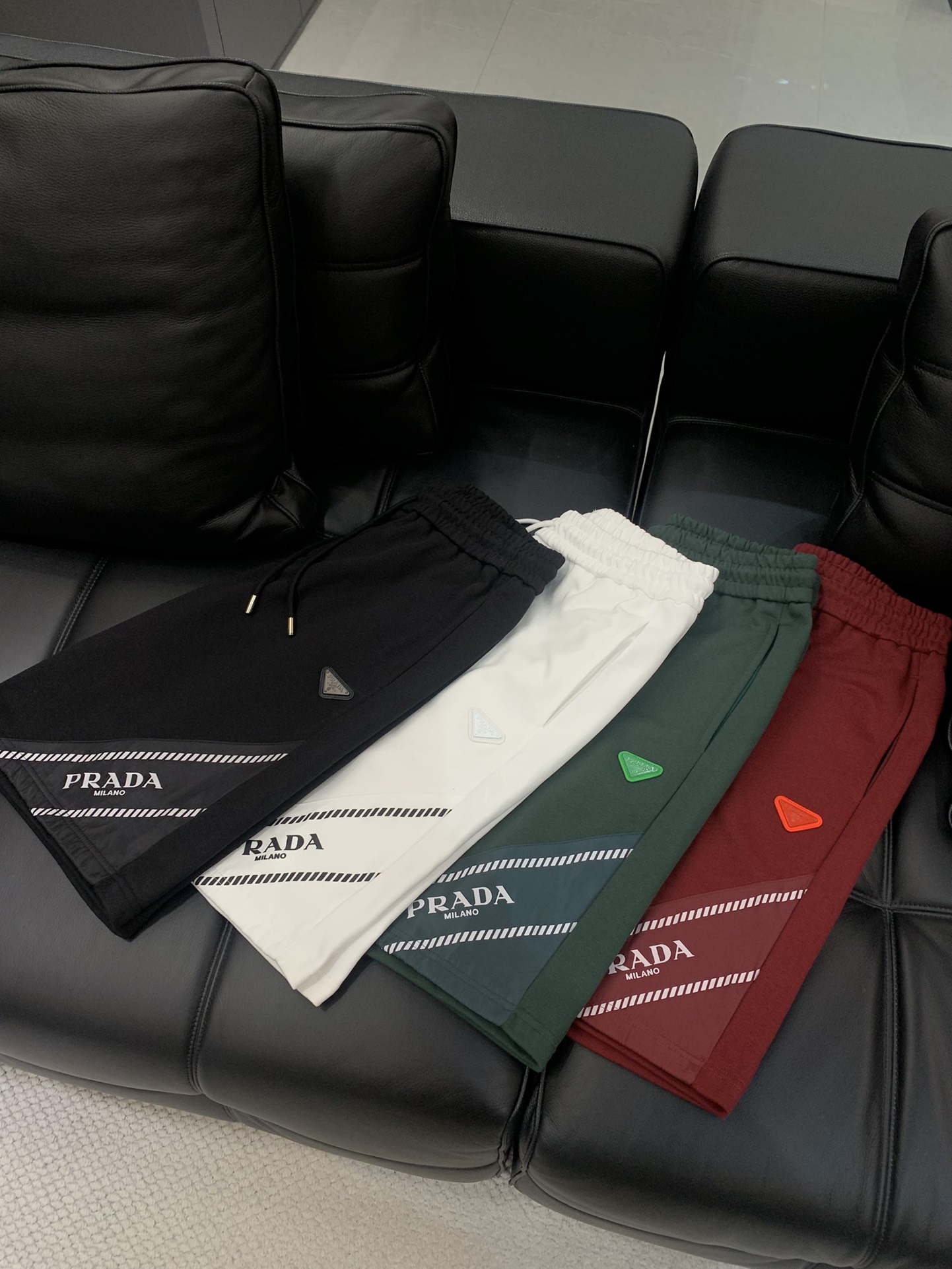 ，PRADA 普拉达，2025夏季最新品，专柜同步有售，时尚休闲短裤，进口原版面料，做工极为复杂，唯一可