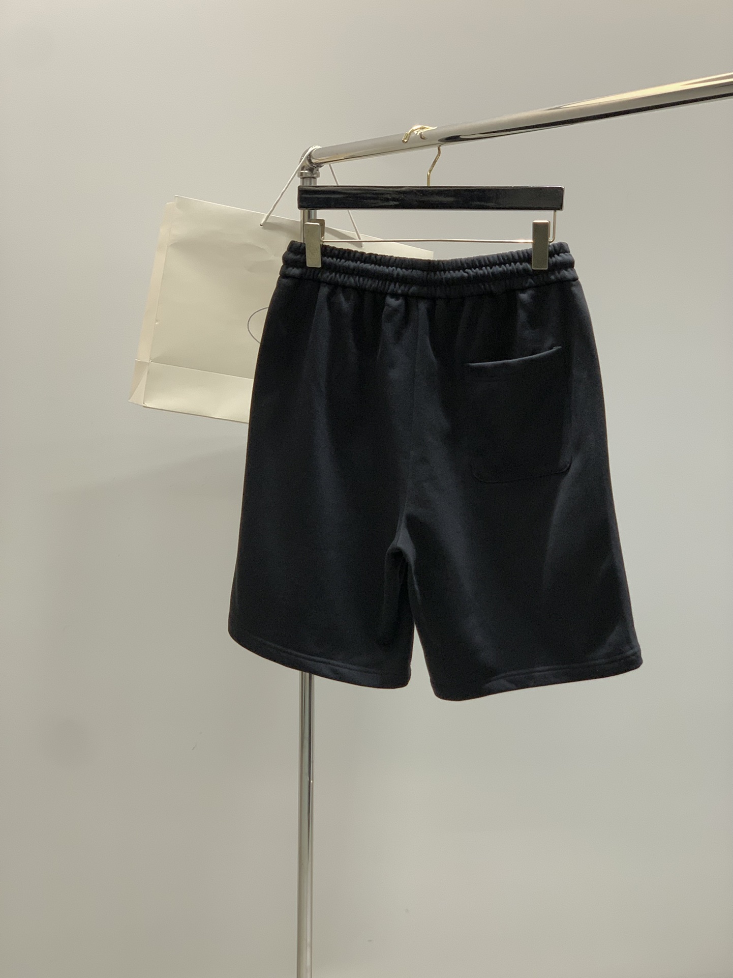 ，PRADA 普拉达，2025夏季最新品，专柜同步有售，时尚休闲短裤，进口原版面料，做工极为复杂，唯一可