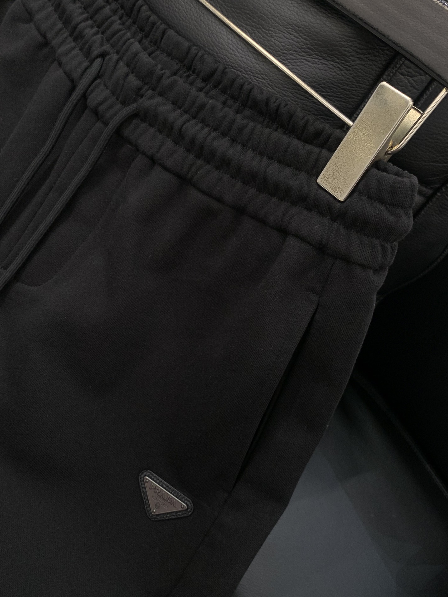 ，PRADA 普拉达，2025夏季最新品，专柜同步有售，时尚休闲短裤，进口原版面料，做工极为复杂，唯一可