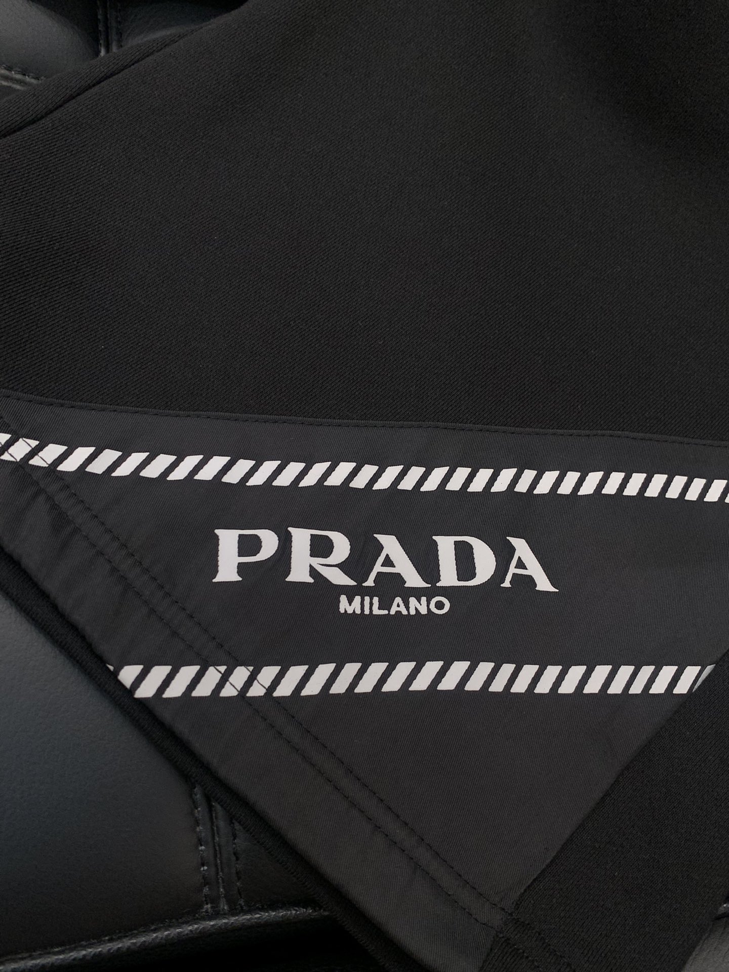 ，PRADA 普拉达，2025夏季最新品，专柜同步有售，时尚休闲短裤，进口原版面料，做工极为复杂，唯一可