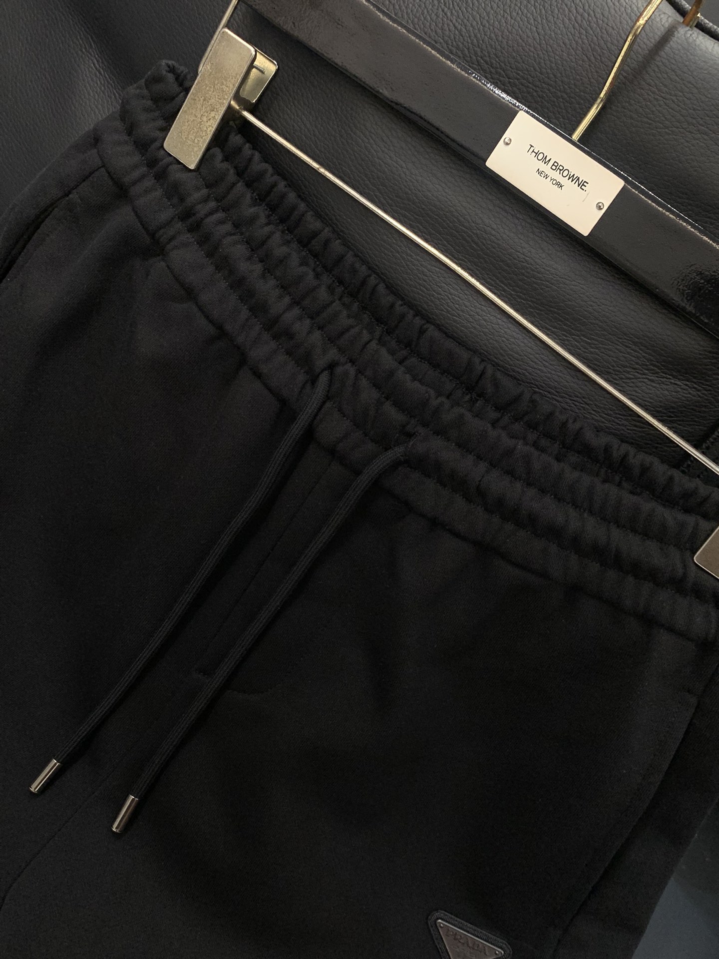 ，PRADA 普拉达，2025夏季最新品，专柜同步有售，时尚休闲短裤，进口原版面料，做工极为复杂，唯一可