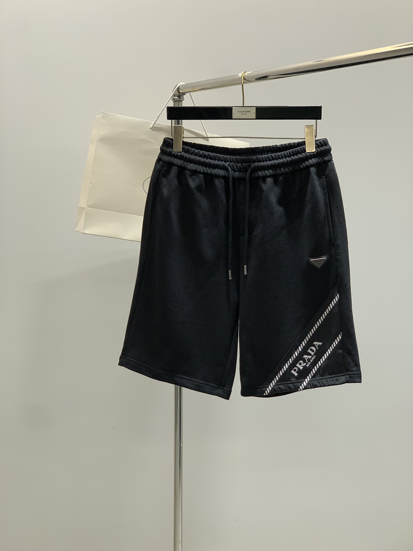 ，PRADA 普拉达，2025夏季最新品，专柜同步有售，时尚休闲短裤，进口原版面料，做工极为复杂，唯一可