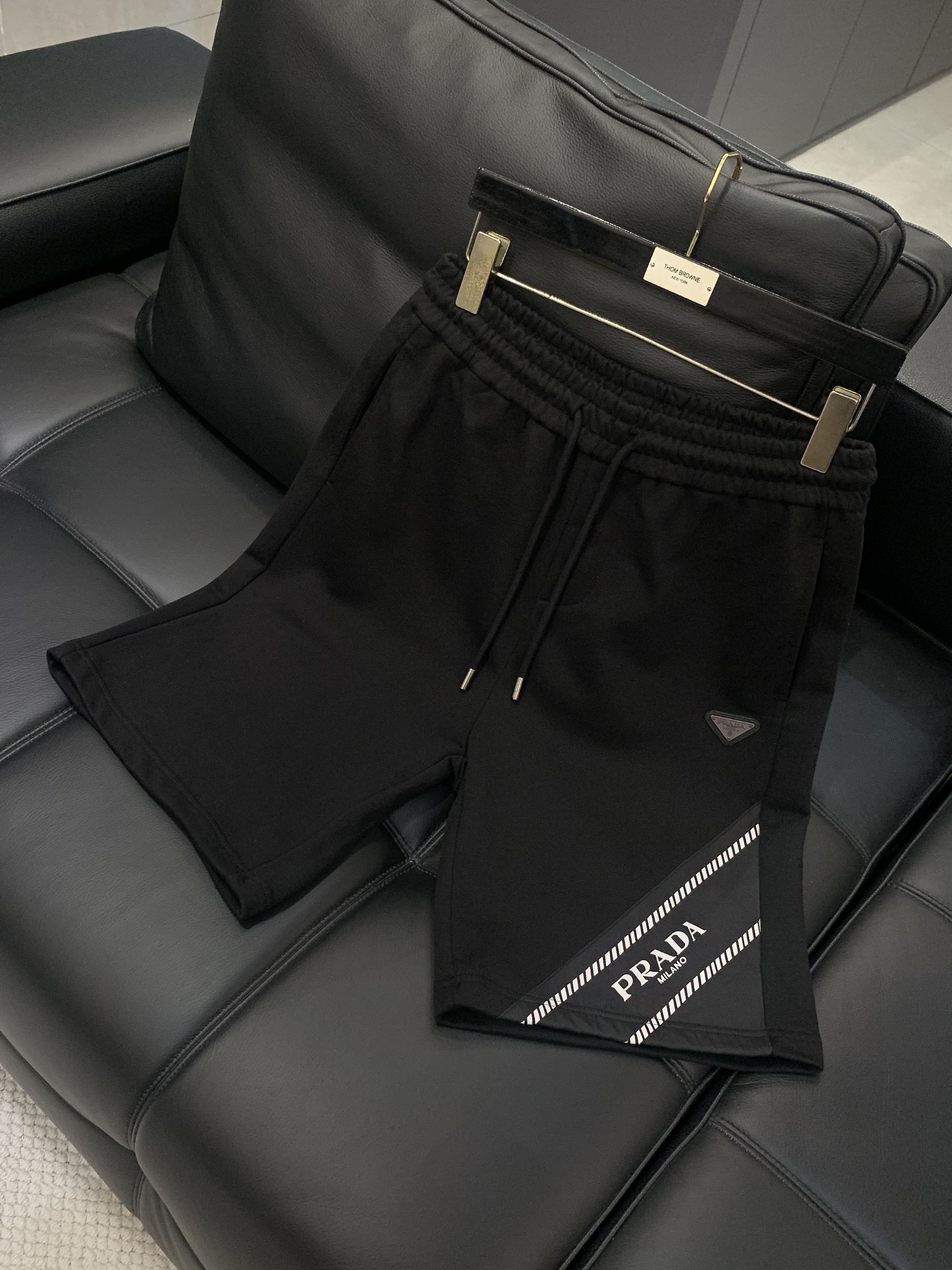 ，PRADA 普拉达，2025夏季最新品，专柜同步有售，时尚休闲短裤，进口原版面料，做工极为复杂，唯一可