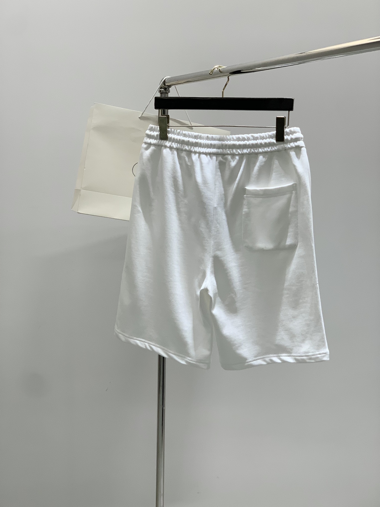 ，PRADA 普拉达，2025夏季最新品，专柜同步有售，时尚休闲短裤，进口原版面料，做工极为复杂，唯一可