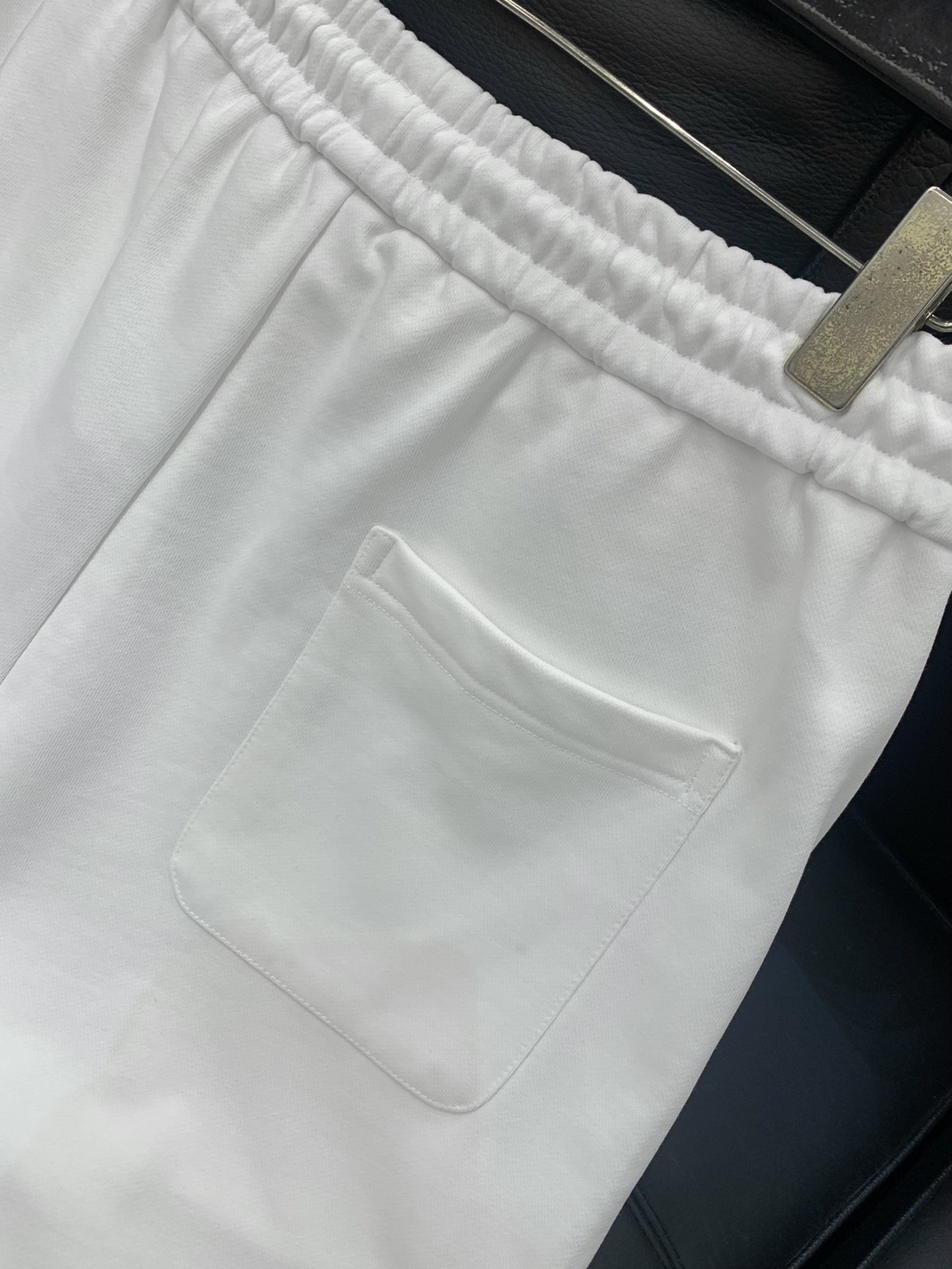 ，PRADA 普拉达，2025夏季最新品，专柜同步有售，时尚休闲短裤，进口原版面料，做工极为复杂，唯一可