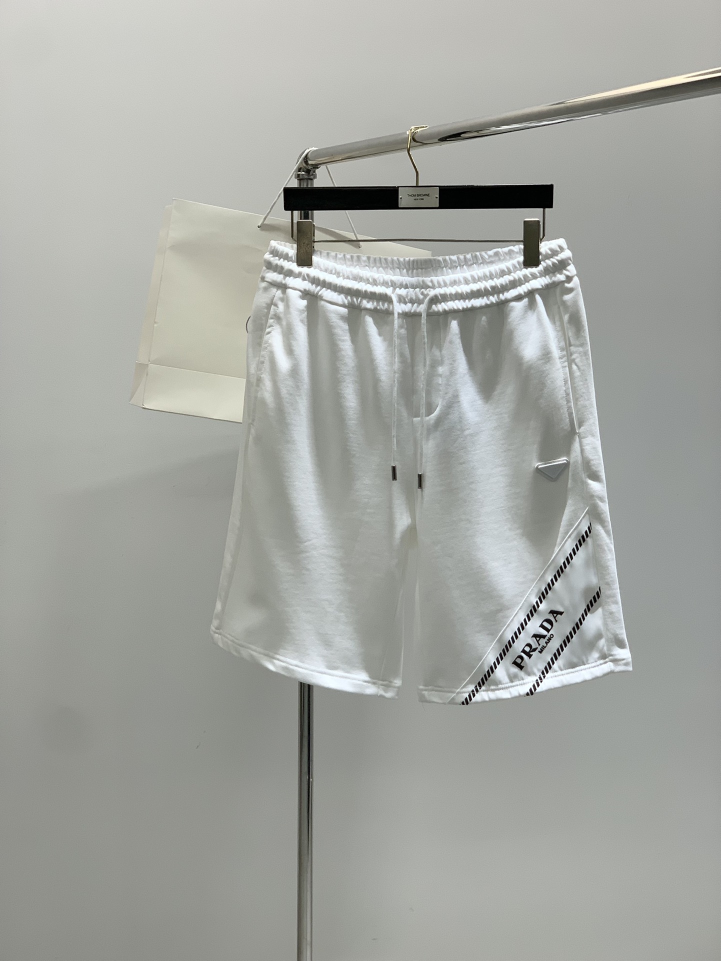 ，PRADA 普拉达，2025夏季最新品，专柜同步有售，时尚休闲短裤，进口原版面料，做工极为复杂，唯一可