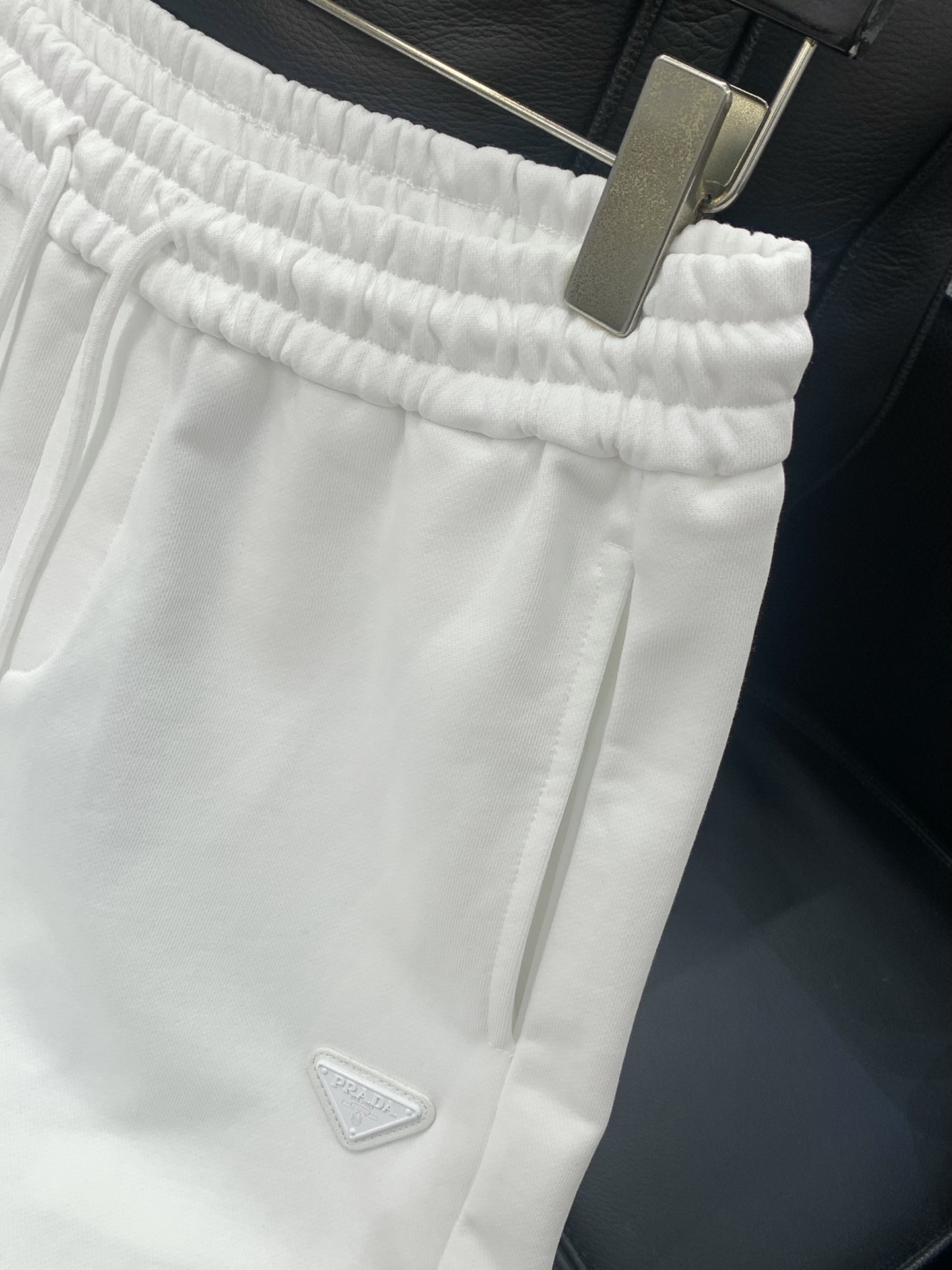 ，PRADA 普拉达，2025夏季最新品，专柜同步有售，时尚休闲短裤，进口原版面料，做工极为复杂，唯一可