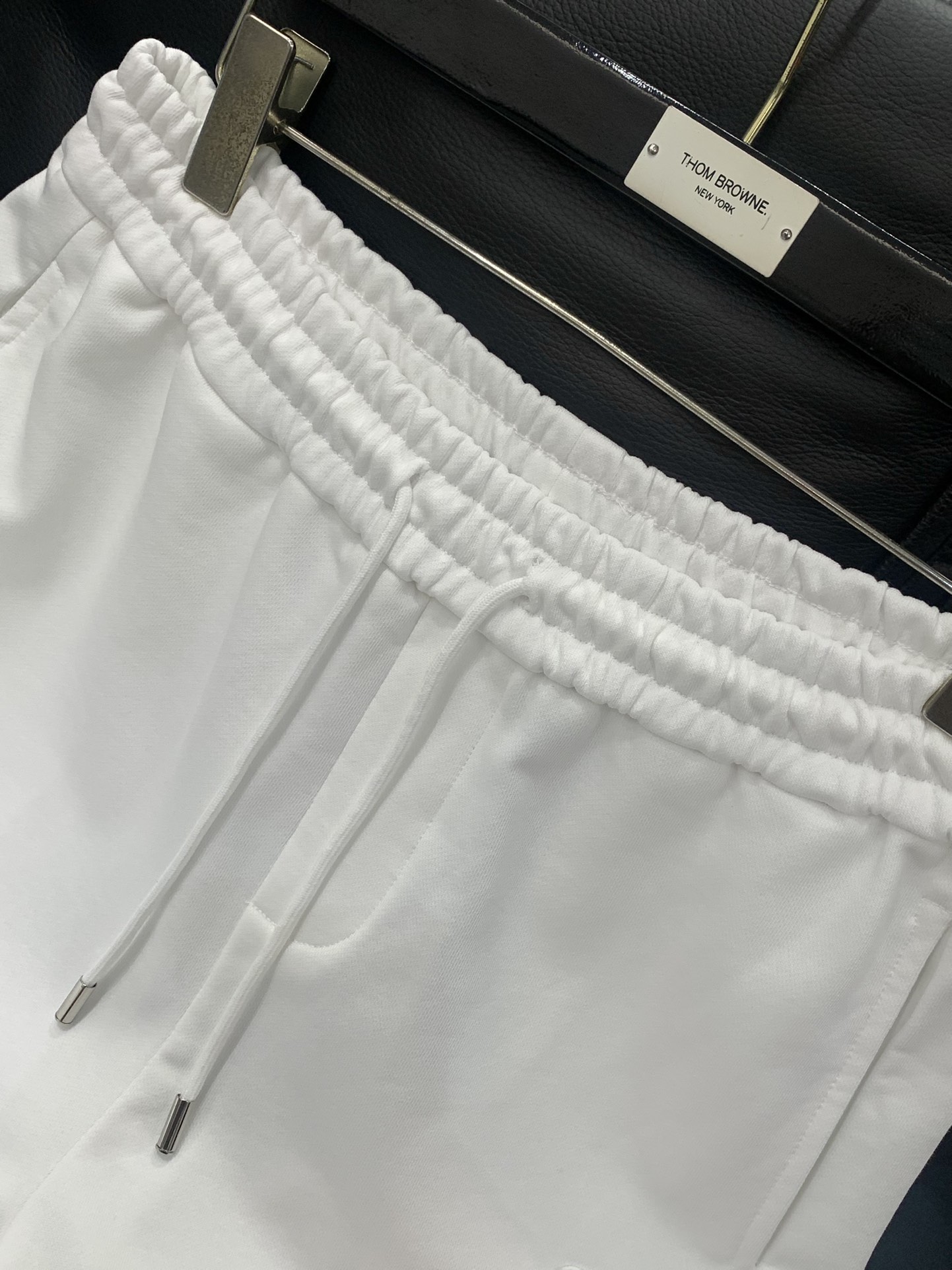 ，PRADA 普拉达，2025夏季最新品，专柜同步有售，时尚休闲短裤，进口原版面料，做工极为复杂，唯一可