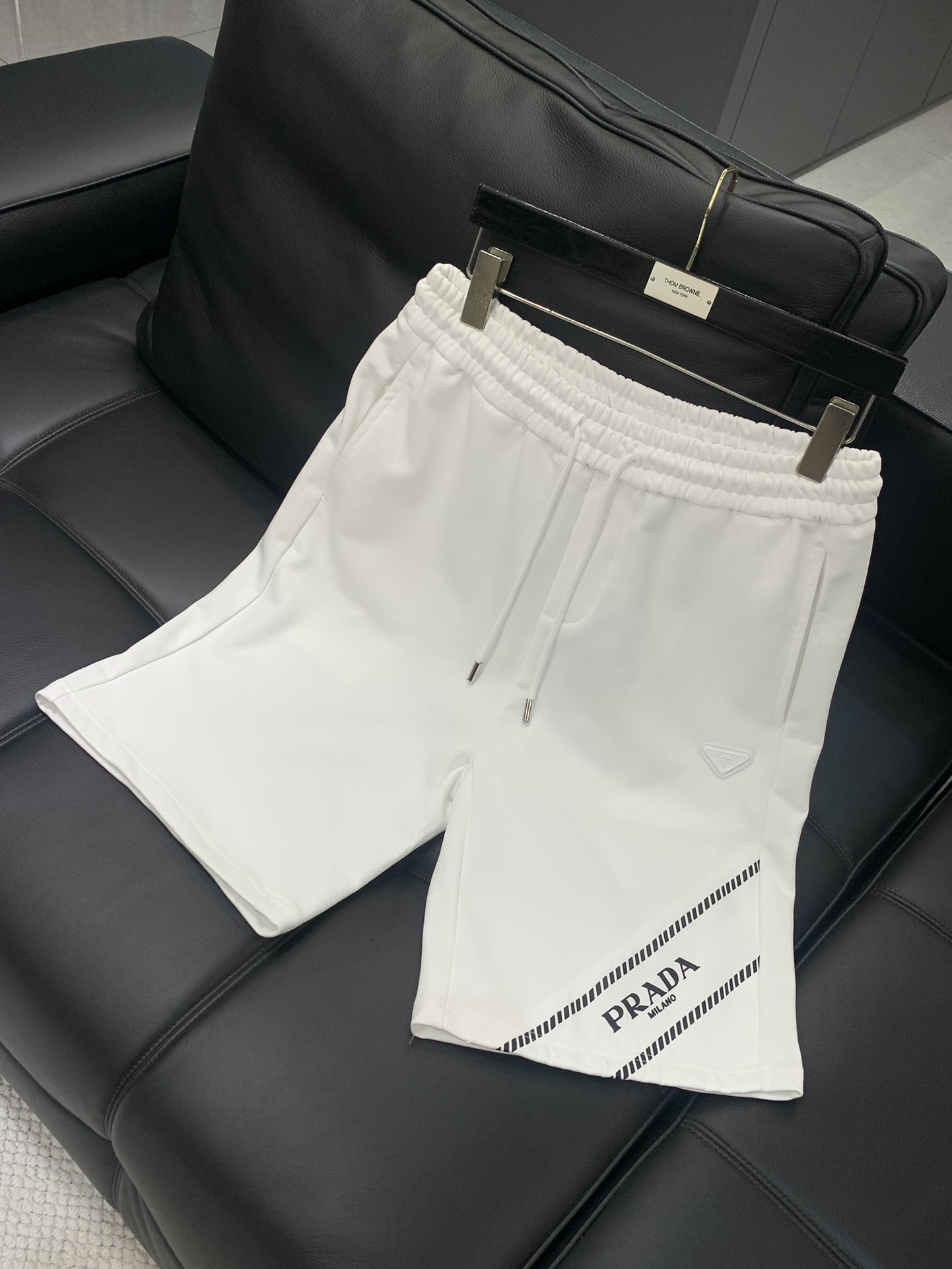 ，PRADA 普拉达，2025夏季最新品，专柜同步有售，时尚休闲短裤，进口原版面料，做工极为复杂，唯一可