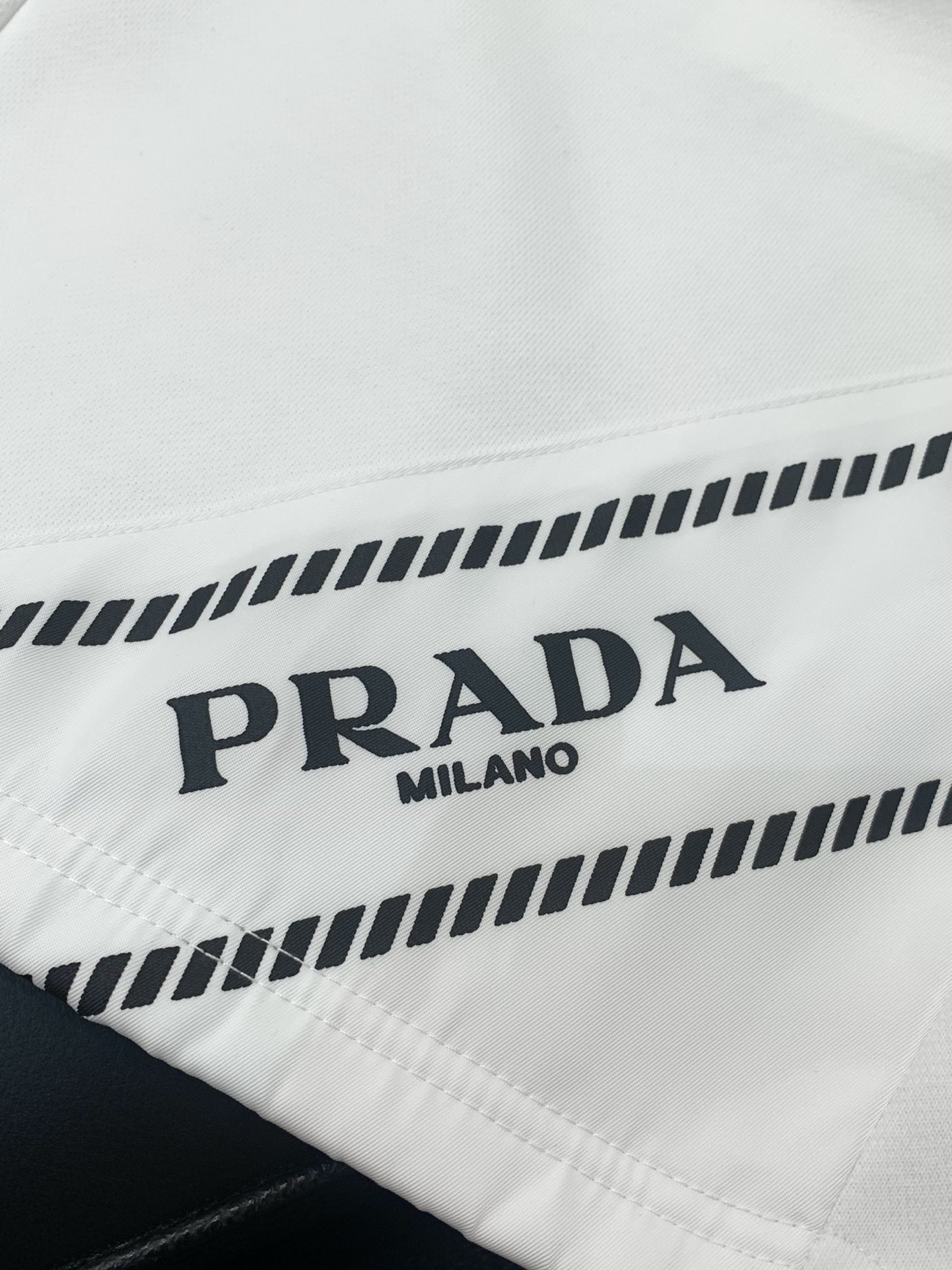 ，PRADA 普拉达，2025夏季最新品，专柜同步有售，时尚休闲短裤，进口原版面料，做工极为复杂，唯一可