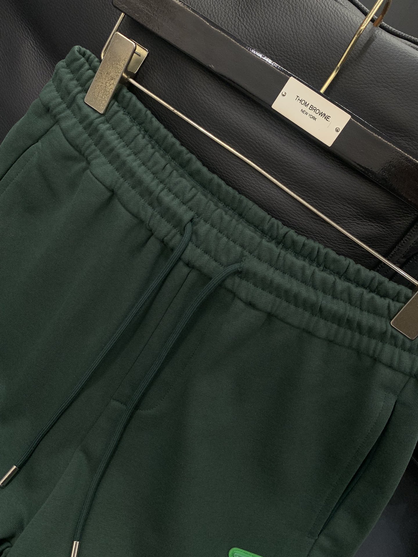 ，PRADA 普拉达，2025夏季最新品，专柜同步有售，时尚休闲短裤，进口原版面料，做工极为复杂，唯一可
