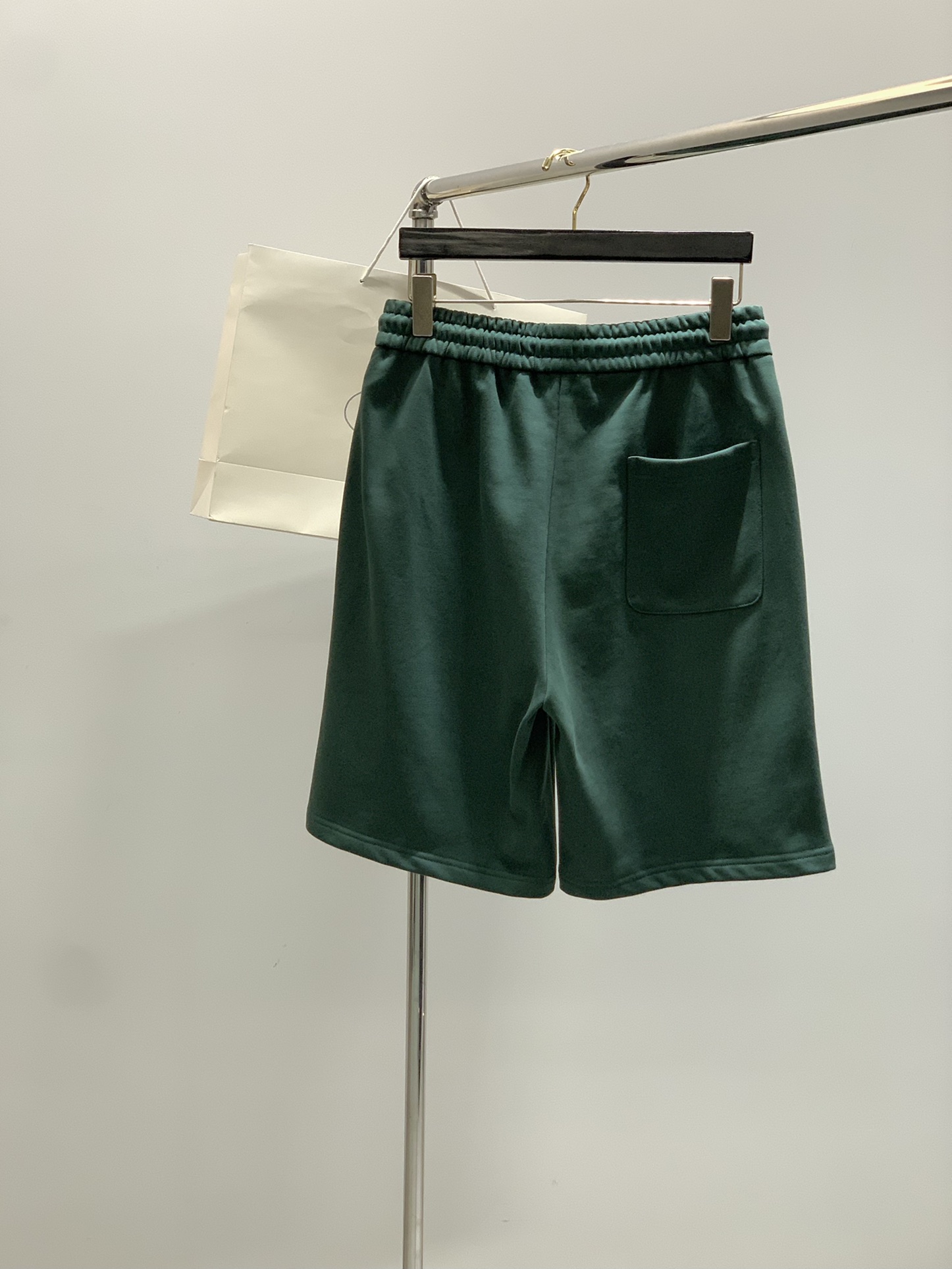 ，PRADA 普拉达，2025夏季最新品，专柜同步有售，时尚休闲短裤，进口原版面料，做工极为复杂，唯一可