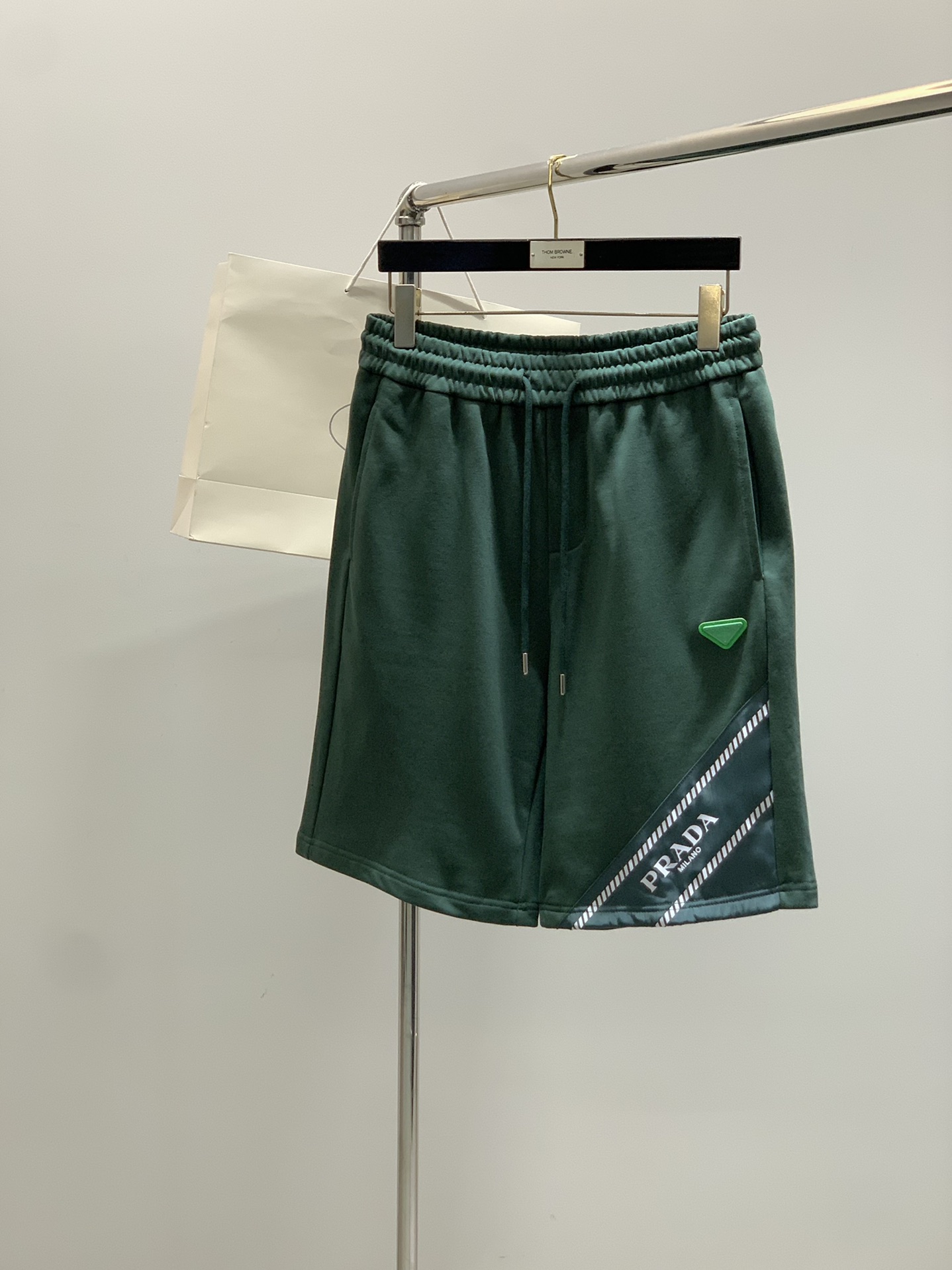 ，PRADA 普拉达，2025夏季最新品，专柜同步有售，时尚休闲短裤，进口原版面料，做工极为复杂，唯一可