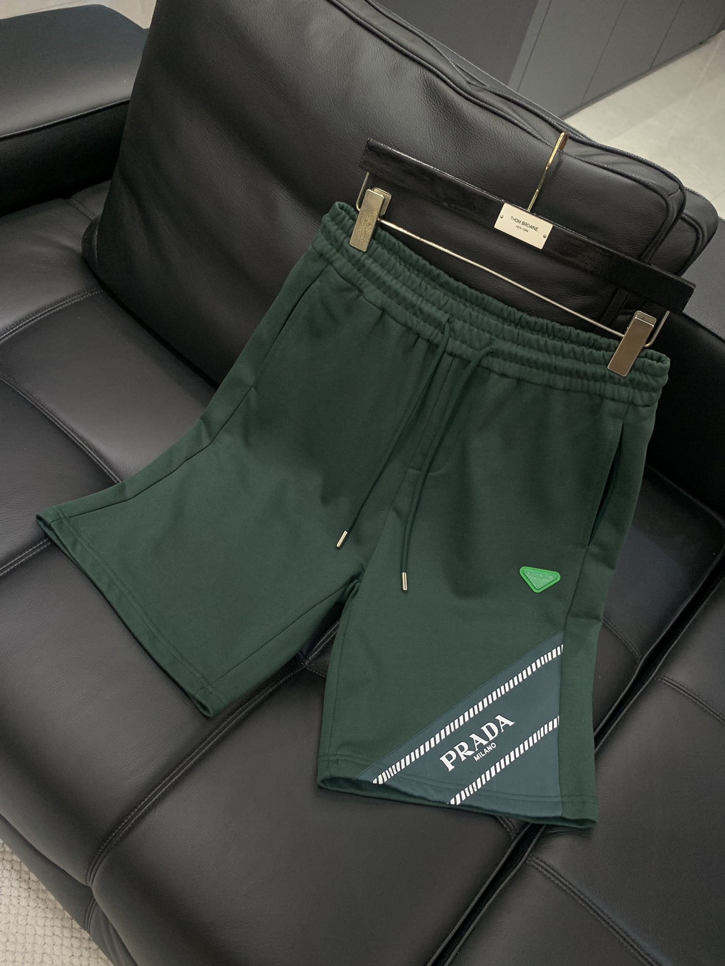 ，PRADA 普拉达，2025夏季最新品，专柜同步有售，时尚休闲短裤，进口原版面料，做工极为复杂，唯一可