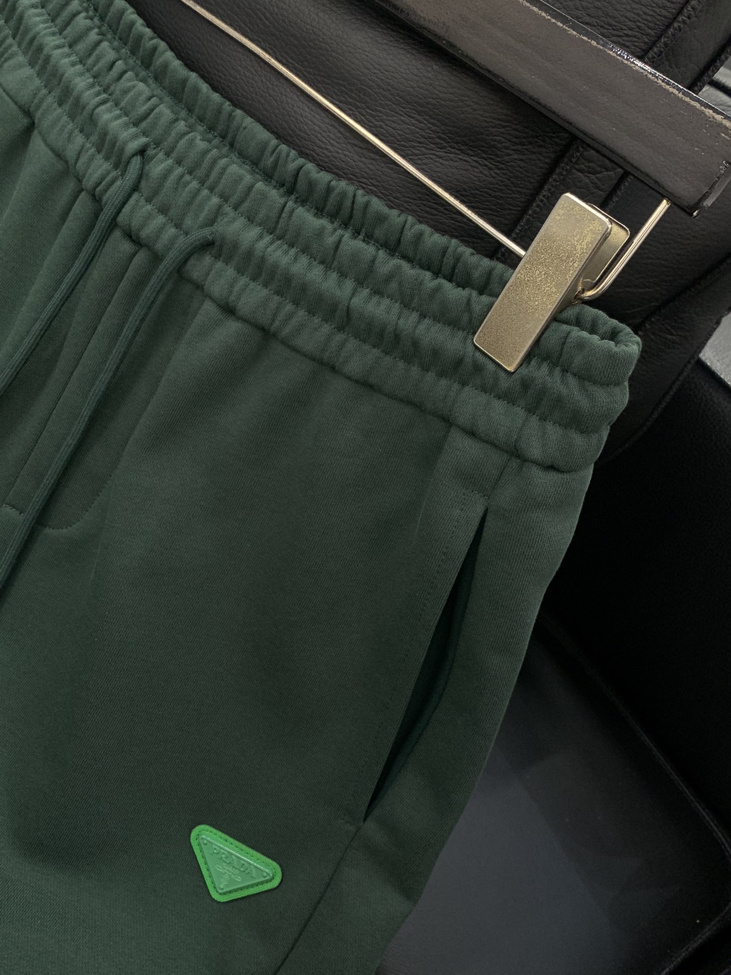 ，PRADA 普拉达，2025夏季最新品，专柜同步有售，时尚休闲短裤，进口原版面料，做工极为复杂，唯一可