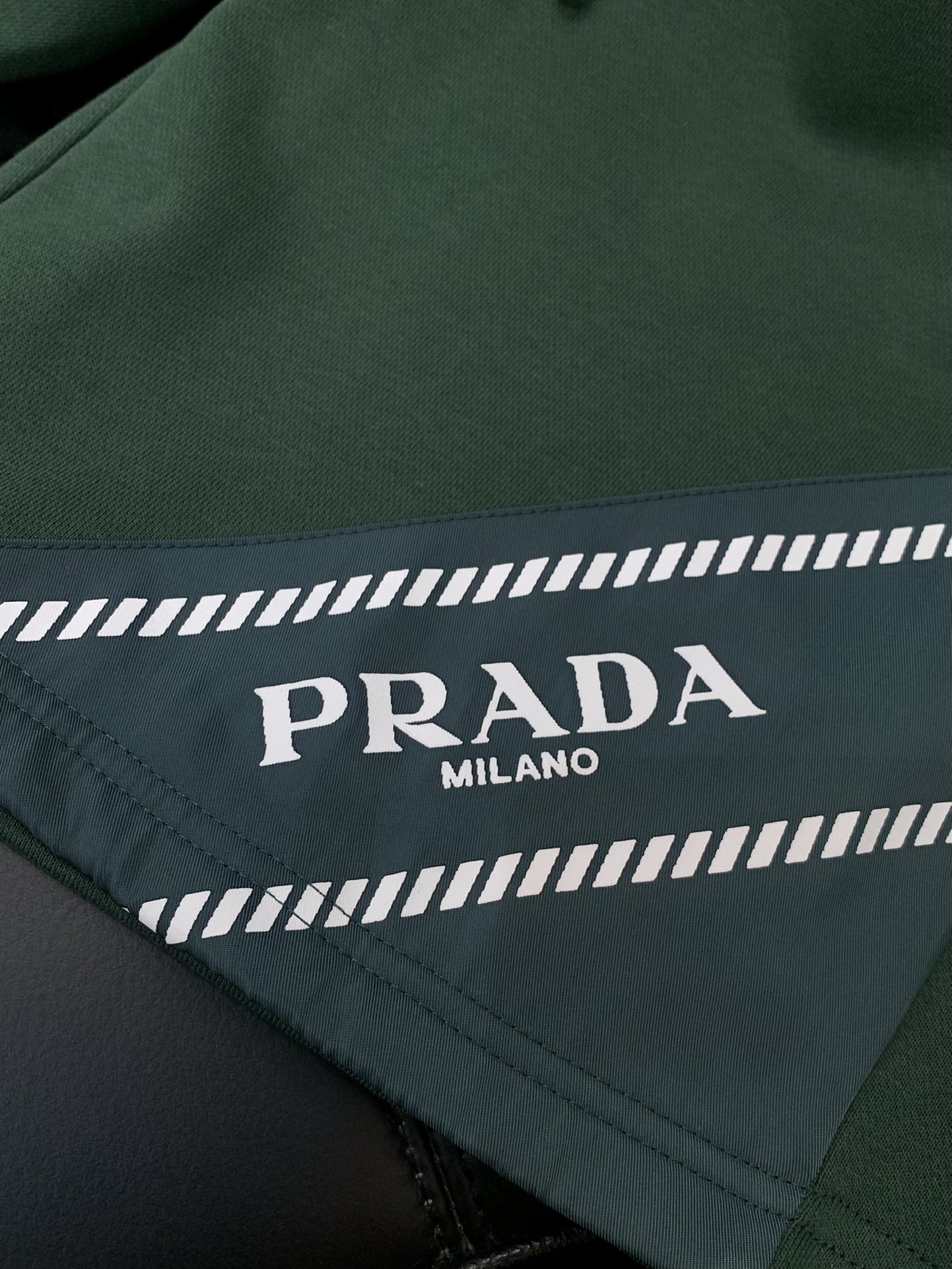 ，PRADA 普拉达，2025夏季最新品，专柜同步有售，时尚休闲短裤，进口原版面料，做工极为复杂，唯一可