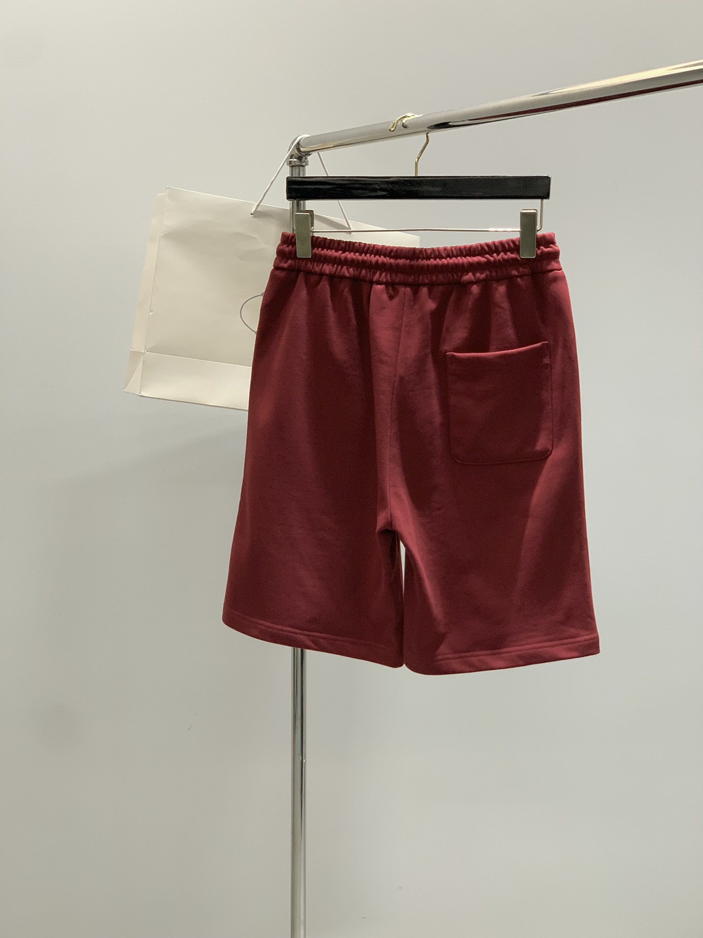 ，PRADA 普拉达，2025夏季最新品，专柜同步有售，时尚休闲短裤，进口原版面料，做工极为复杂，唯一可