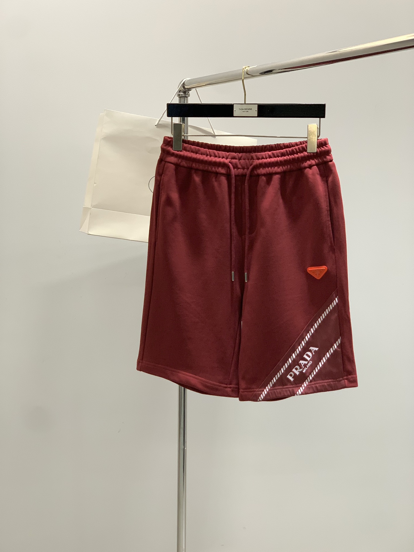 ，PRADA 普拉达，2025夏季最新品，专柜同步有售，时尚休闲短裤，进口原版面料，做工极为复杂，唯一可