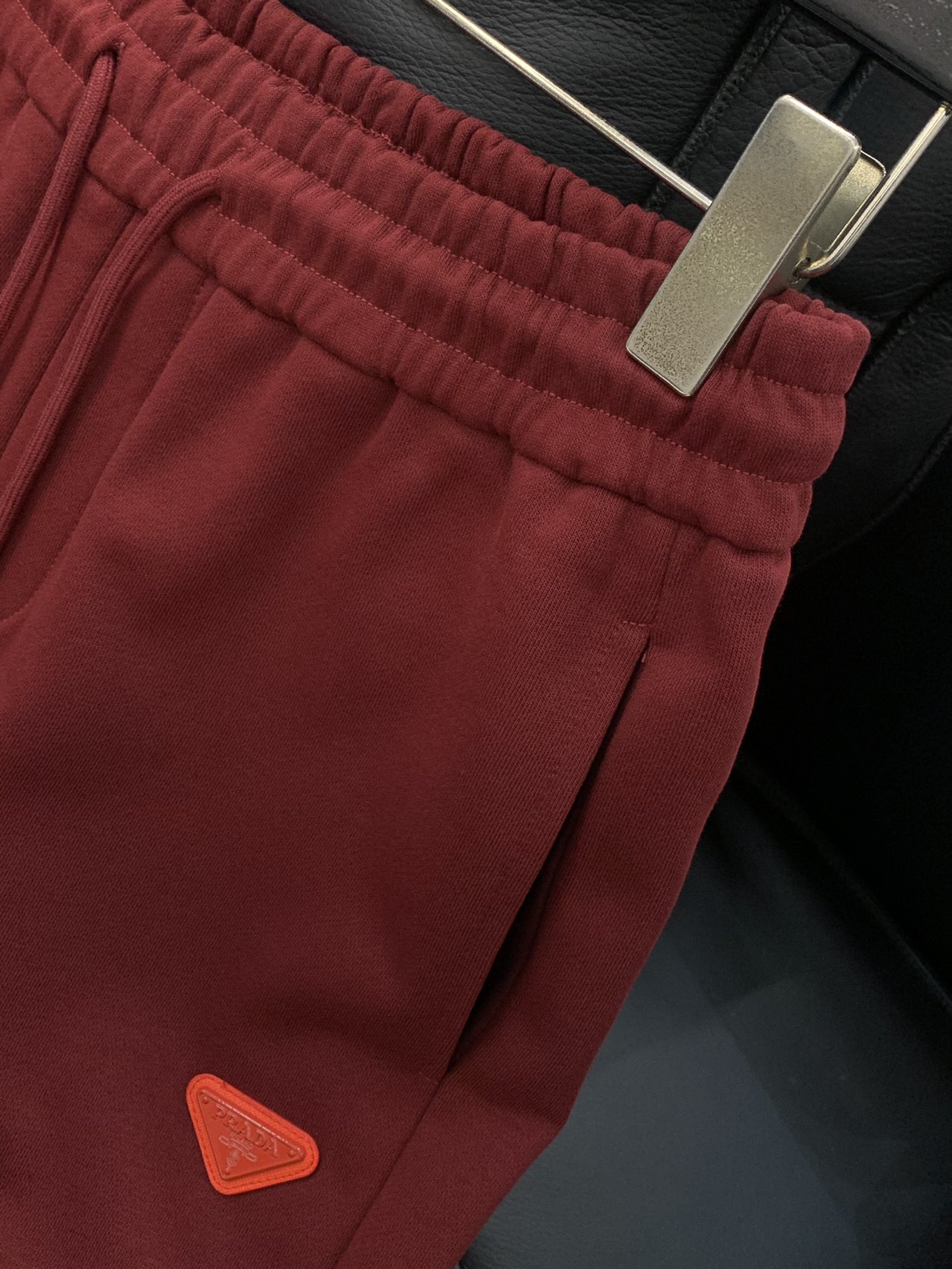 ，PRADA 普拉达，2025夏季最新品，专柜同步有售，时尚休闲短裤，进口原版面料，做工极为复杂，唯一可