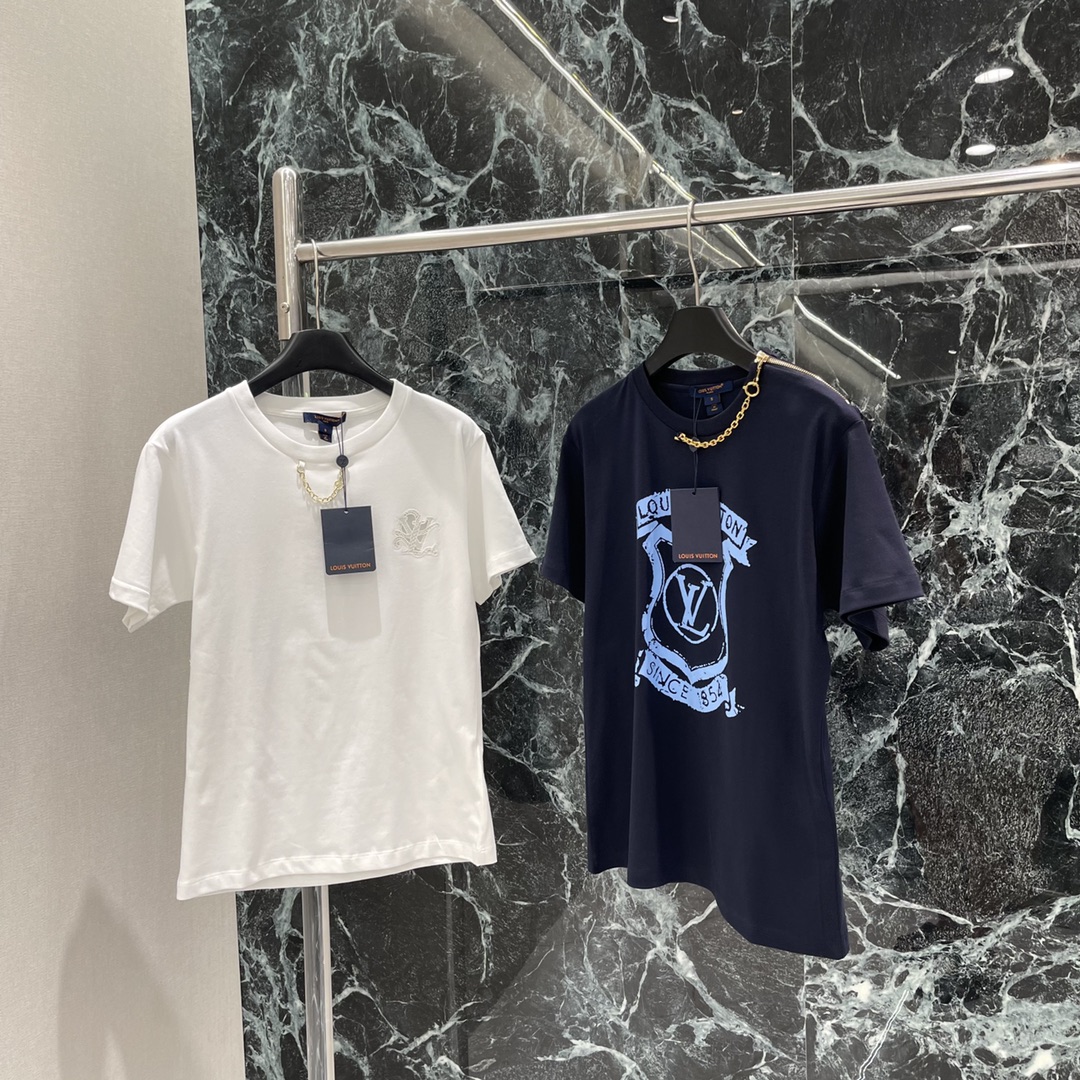 
路易25早秋新款 字母刺绣短袖T恤 胸前logo刺绣凸显品牌格调采用克重纯棉制成略带有弹力呈现显瘦视觉
