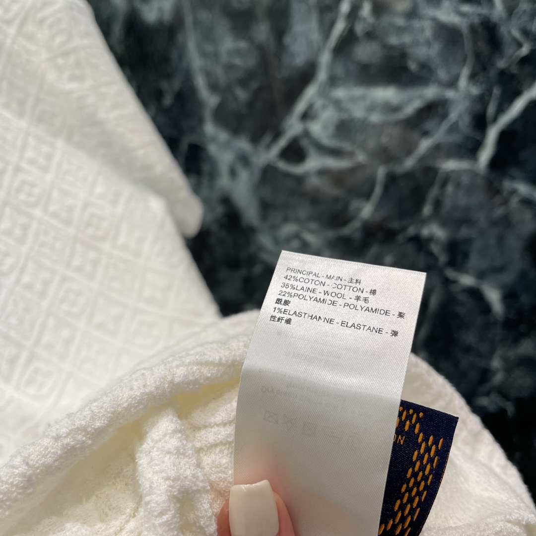 
路易25早秋新款 老花菱格短袖连衣裙 设计优雅知性拉链半开襟搭配皮扣呼应通体立体四叶草菱形装饰整体造型