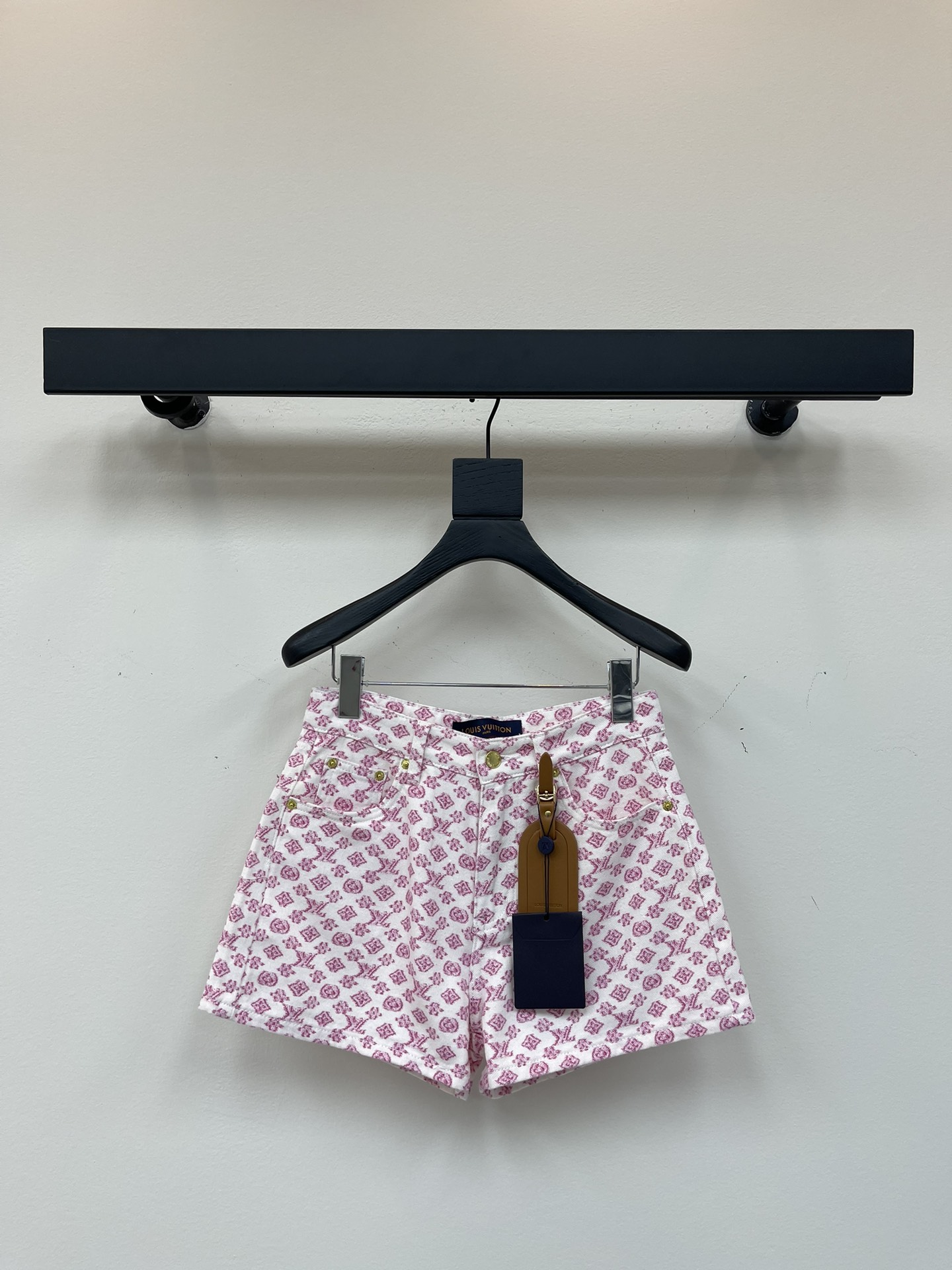 NO:434876,Louis vuitti* 25 new denim shorts, dopamine color print, very beautiful colors, full of presbyterian letter logo prints, matched with customized brand leather logo, full of summer atmosphere, jacquard fabric breathable and not stuffy, high-end color, good gloss, a variety of outfits, turns into long legs in seconds, clean and neat design, casual and sweet and cool macaron colors are very white!  2 color 3 code sml, louis vuitton, shorts, alexander wang19860909Louis vuitti* 25新款牛仔短裤 通体多巴胺彩色印花 非常好看的颜色 满幅老花字母logo印花图案 搭配定制品牌皮标 夏日氛围感拉满 提花面料透气又不闷热 颜色高级 光泽度好 多种穿搭 秒变大长腿 干净又利落的设计 随性又甜酷马卡龙的颜色十分显白 ！2色3码sml,,louis vuitton,shorts,alexander wang,Women's clothing