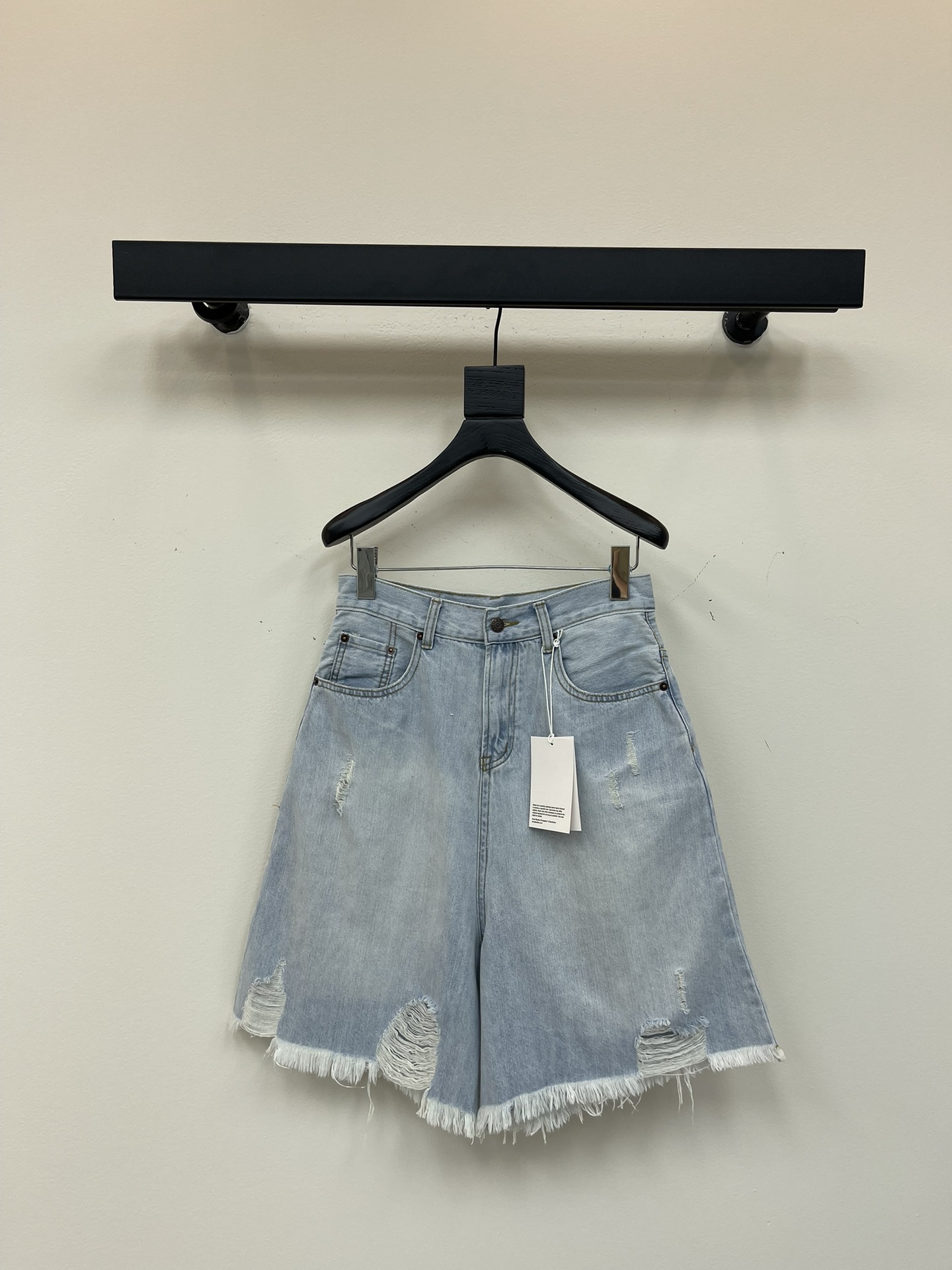 NO:436028,Acne*25 new ripped denim mid-trousers, made of pure cotton fabric, personalized ripped design, official website, fashionable and versatile upper body, super good-looking, slimming and long legs, versatile weapon, not picky for people to wear, can be used for any body shape SML, acne studios, alexander wang19860909Acne*25新款破洞牛仔中裤 采用纯棉面料 个性破洞设计 官网款 上身时髦百搭 版型超好看 显瘦显腿长 百搭利器 不挑人穿 任何身形都可驾驭 SML,,acne studios,alexander wang,Women's clothing