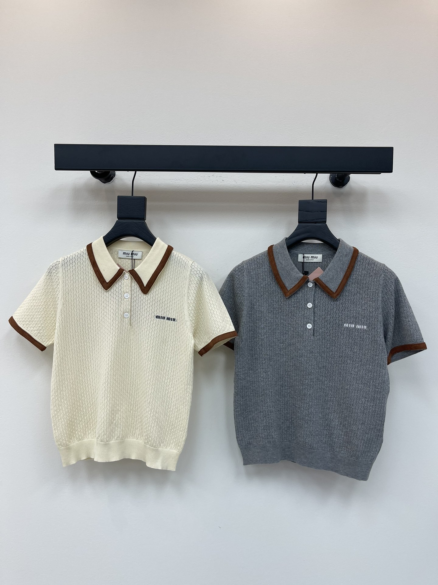 NO:436025,Miumi*25 new knitted lapel short sleeves, customized YB Tennis yarn woven, high-quality texture, breathable and comfortable, knitted lapel half-pallet top cut, the whole body is intertwined with rope crochet, outlining regular wavy patterns, highlighting the high-end feeling of outfit, contrasting collar cuffs, threaded edges, elastic and tighter, more refined, slimming outfit, style to accommodate body, full of relaxation and tone, embroidered logo on the chest, highlighting the light luxury and fashionable temperament, can be worn alone, the first choice for fashion outfits in all seasons, SML,,miumiu, T-shirt,alexander wang19860909Miumi*25新款针织翻领短袖 定制YB天丝纱线织造 质感高级 透气舒适 针织翻领半开襟上衣剪裁 通体利用绞花钩针交织 勾勒出规律波浪图案 凸显穿搭高级感 领口袖口撞色 下摆采用螺纹包边 弹性松紧更显精致 穿搭显瘦 版型包容身材 尽显松弛调性 胸前刺绣徽标 凸显轻奢时髦气质 单穿叠穿均可 四季时尚穿搭首选 SML,,miumiu,T-shirt,alexander wang,Women's clothing