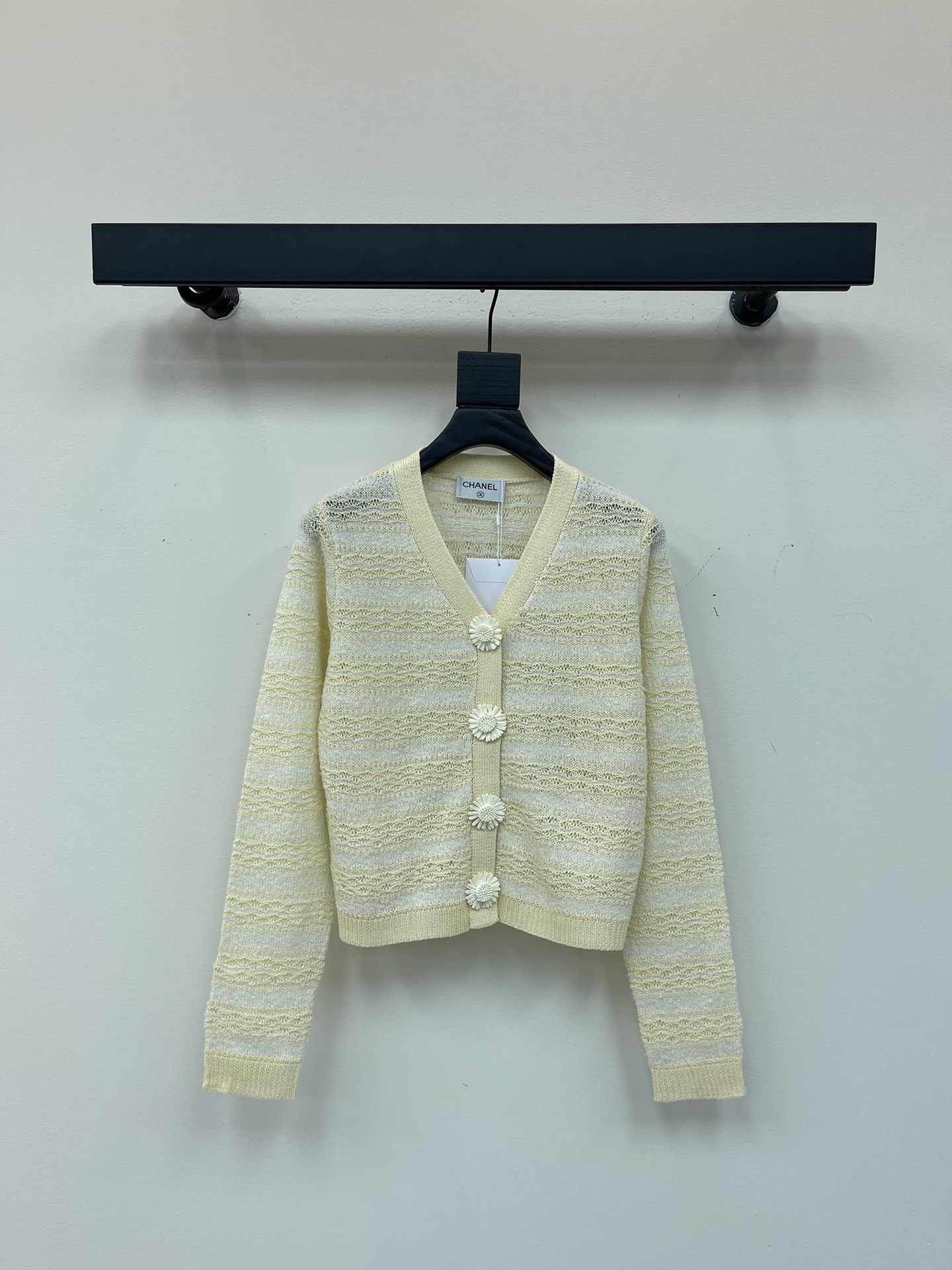 NO:436385,Chane*25 new V-neck knitted cardigan, small chrysanthemum flower decoration, perfect match with the whole dress color matching. Double C hardware accessories on the chest highlight the brand style. The clothes are full of texture and versatile and fashionable!  SML, chanel,alexander wang19860909Chane*25新款V领针织开衫 小菊花花朵装饰 与整件衣服配色形成了完美搭配 胸前双C五金配件 彰显品牌格调 衣服纹理感满满 百搭时尚！SML,,chanel,alexander wang,Women's clothing