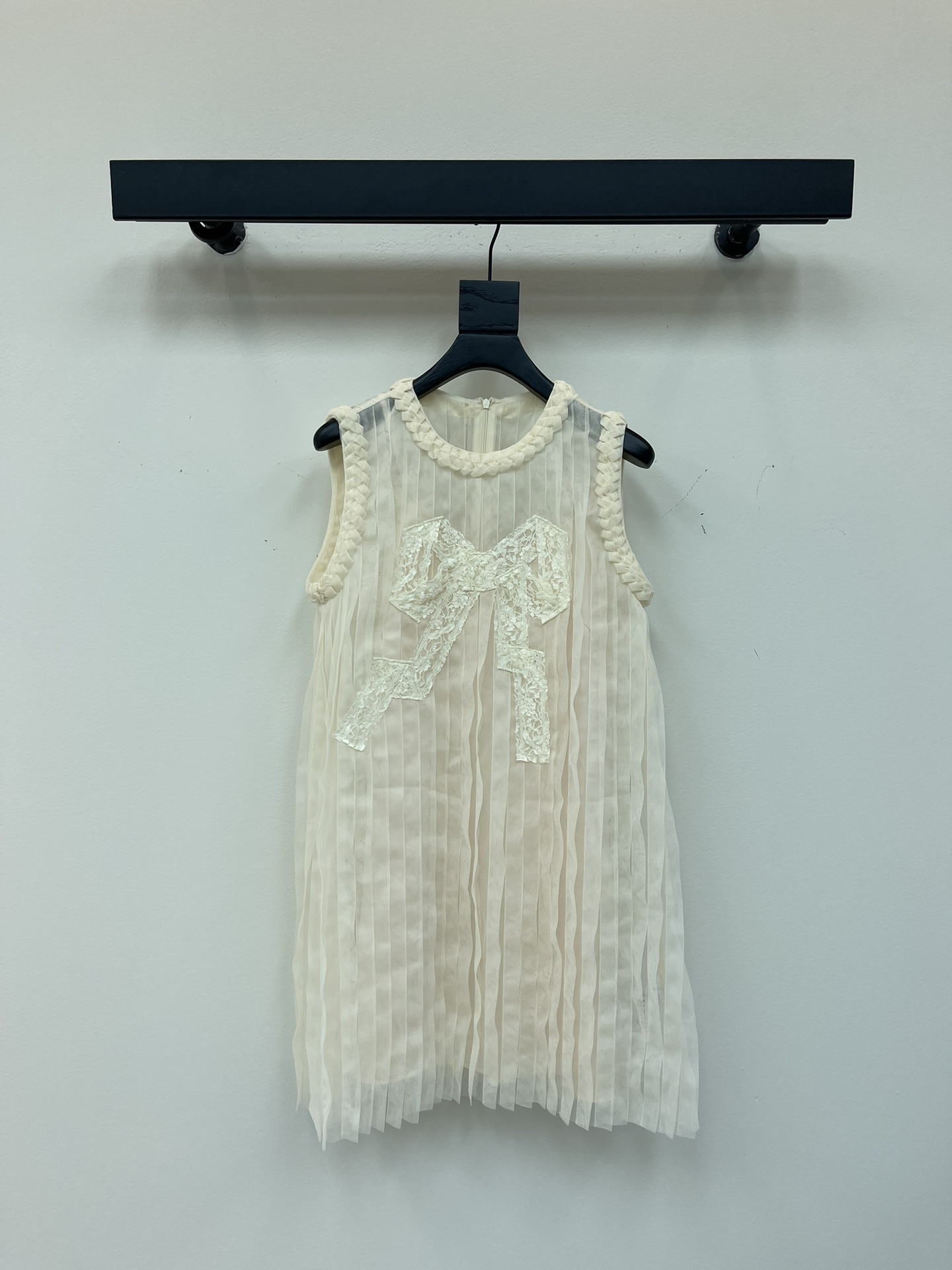 NO:436388,New small fragrance style two-piece sleeveless dress neckline and cuff hook flower earrings design, chest mesh spliced ​​three-dimensional lace bow decoration, full of details, wrinkled H-shaped upper body, better inclusiveness, instant fairy air when worn, the atmosphere is filled with fullness, whether it is daily going out or date, it is super sunny SML, skirts, alexander wang19860909新款小香风两件套无袖连衣裙领口和袖口钩花木耳边设计 胸前网纱拼接立体蕾丝蝴蝶结装饰 细节满满 褶皱H版型上身包容性更好了穿上瞬间仙气飘飘 氛围感直接拉满,不管是日常出街还是约会 都超级吸晴SML,,skirts,alexander wang,Women's clothing