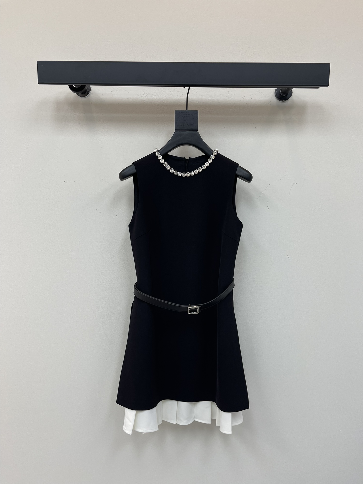 NO:436032,Miumi 25 spring and summer new product contrasting color fake two-piece neckline nail bead dress. The pleated skirt has a fake two-piece fashionable feeling. The distribution belt decoration is decorated to make the waist look slimming. The skirt is very good. The custom fabric is quite wide and textured. The style is versatile and not picky for people. It is particularly recommended for commuting. It is also exquisite and elegant when worn on a daily basis. SML,,miumiu, skirts,alexander wang19860909Miumi25春夏新品撞色假两件领口钉珠连衣裙 压褶裙摆有种假两件时髦感 配送腰带装饰收腰显瘦 裙型很好 定制面料挺阔有质感 版型百搭不挑人通勤特别推荐 日常穿也很精致又有气质感 SML,,miumiu,skirts,alexander wang,Women's clothing