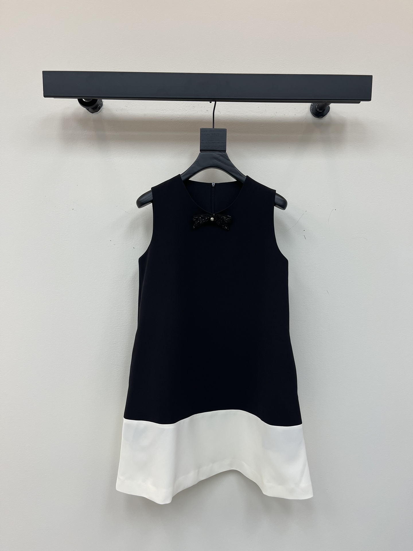 NO:436391,*25 new style bow black and white contrasting spliced ​​sleeveless dress. The screen is full of high-end feel. Hand-sewn bows. Easy to wear the right-angle shoulders. The perfect tailoring is very good for body shape. Whether it is commuting or dating, it is very supple and elegant. It is highly recommended to buy a white and rich beauty. SML, skirts, alexander wang19860909*25新款蝴蝶结黑白撞色拼接无袖连衣裙 满屏的高级感 手工缝制的蝴蝶结 轻松穿出直角肩完美的剪裁很好修饰身材 不管是通勤或者约会日常皆可 很抬气质 强烈推荐白富美必入款 SML,,skirts,alexander wang,Women's clothing