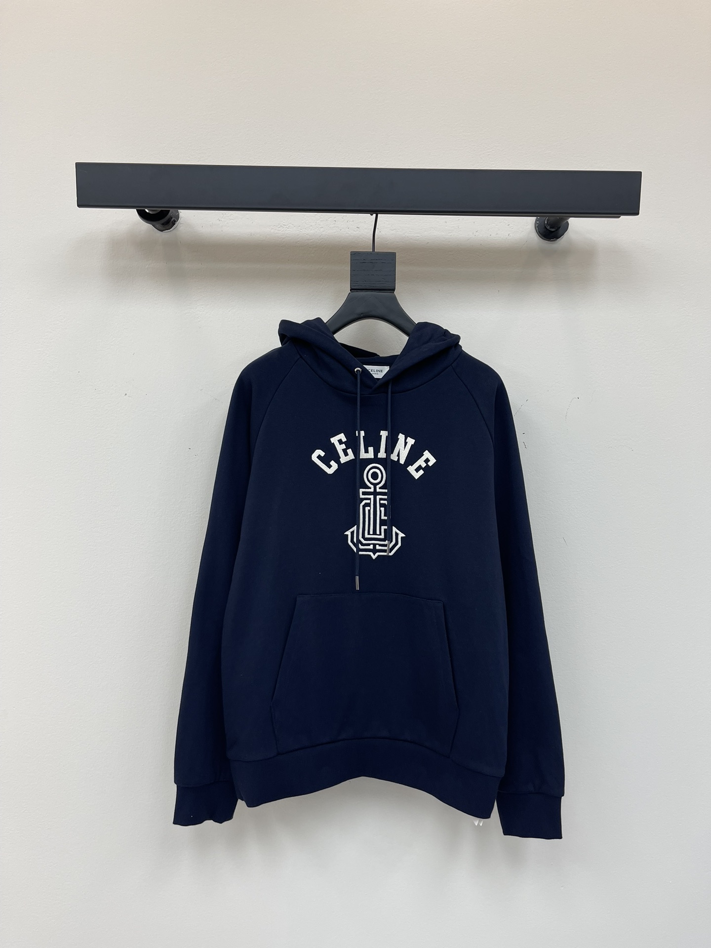 NO:434413,Celin* 25Fw early autumn new style anchor letter embroidered hooded sweatshirt丨Exclusive yb development!  High-end production!  The classic style is paired with heavy industrial embroidery, simple and yet stylish!  You can easily show your INS blogger style by making good appearance!  It's really easy to wear!  The one that comes with slimming attributes is the kind that cannot be taken off!  This must be collected for babies with sweatshirt control!  Custom fabrics are soft and comfortable, and they are both practical and textured!  Strongly Amway!  ~SML on sale in stock Real photos SML, celine, hoodie, sweatshirts, hats, alexander wang19860909Celin* 25Fw早秋新款 船锚字母刺绣连帽卫衣丨独家yb开发！高版出品！经典版型搭配重工刺绣,简单又不失格调！轻轻松松就能让你颜值开挂尽显INS博主风！真的太好穿了！自带显瘦属性 脱不下来的那种！对于卫衣控的宝宝们这款必收！定制面料柔软舒适 实穿与质感并存！强烈安利！～现货发售SML 实拍细节图 SML,,celine,hoodie,sweatshirts,hats,alexander wang,Women's clothing
