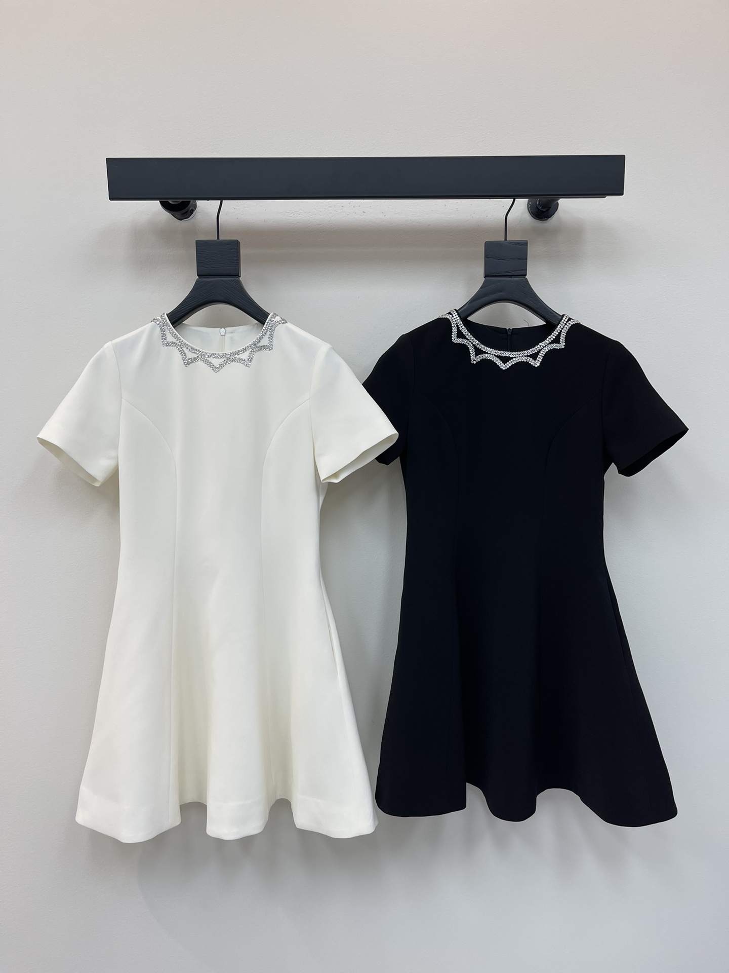 NO:436030,Val*25 spring and summer new heavy industry luxury dress, heavy craftsmanship three-dimensional crystal fan-shaped lace embroidered neckline, smart and exquisite, temperament white and rich and beautiful must-have items, must-have small dresses for daily dates, unlock all outfits, classic waist-closing skirt style is versatile and not picky, highly recommended for personal style SML, skirts, alexander wang19860909Val*25春夏新品重工奢华连衣裙 重工艺立体水晶扇形花边刺绣领口灵动精致 气质白富美必入单品 出席活动日常约会必备小礼裙解锁所有穿搭 经典收腰裙摆版型百搭不挑人 强烈推荐自留款 SML,,skirts,alexander wang,Women's clothing