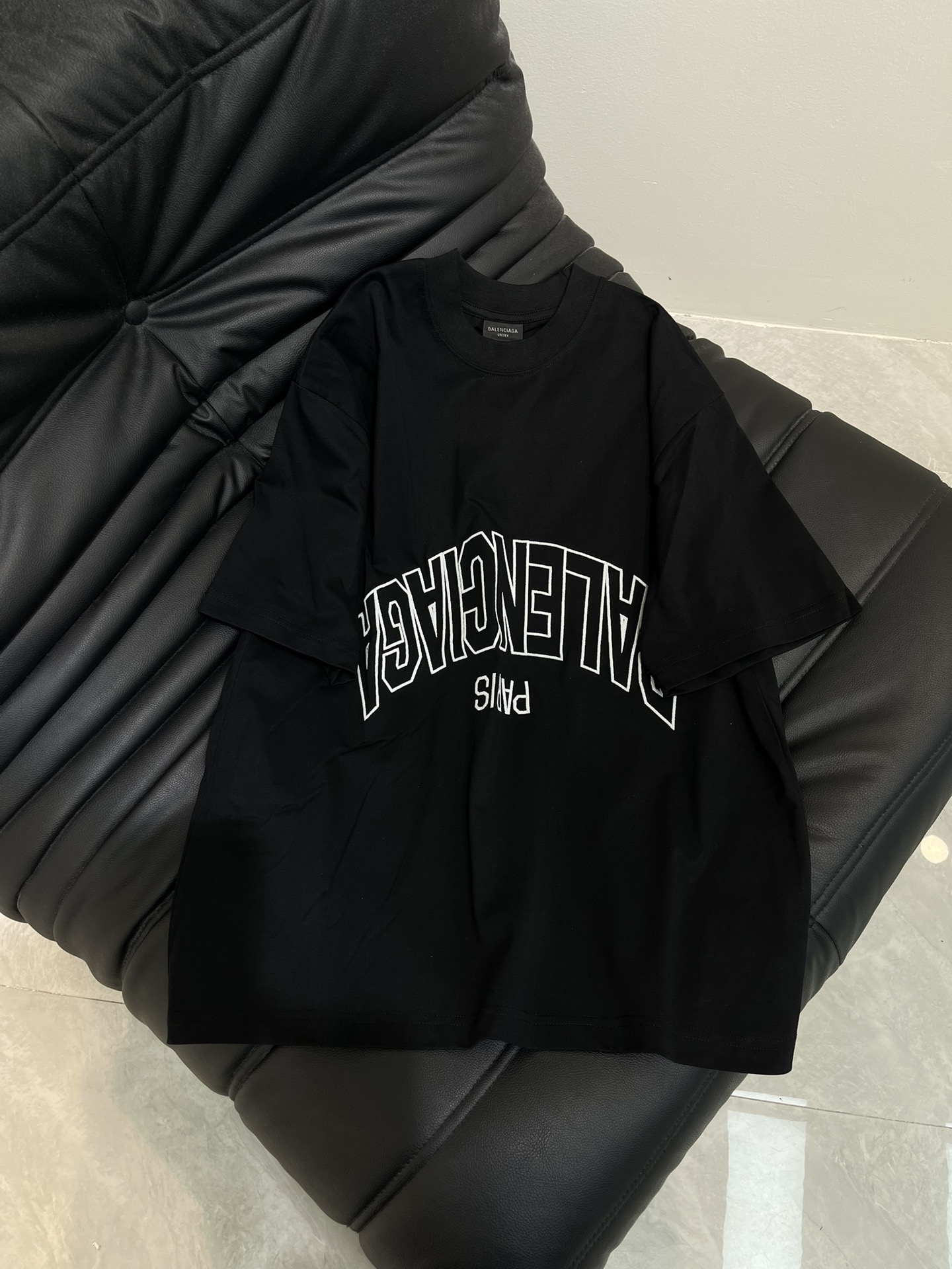 NO:436379,BALENCI*GA/Paris 25 new front mirrored inverted letter embroidery short-sleeved T-shirt, brick cabinet synchronized, fabric is made of Paris ZP fixed weaving and dyeing cotton double yarn, 260 grams of gram weight, clean cloth surface, clear cloth pattern, soft and comfortable. Threads are fixed dyed without color difference. Letter LOGO is embroidered by imported Tajima embroidery machine. The letters are clear and the effect is three-dimensional. The style is OS loose shoulder-length. Men and women are the same color black. Size XS-L,,balenciaga,T-shirt,tees,t-shirt,alexander wang19860909BALENCI*GA/巴黎25新款前面镜像倒向字母刺绣短袖T恤,砖柜同步,面料采用巴黎ZP定织定染全棉双纱、克重260克,布面干净.布纹清晰,柔软舒适.螺纹釆用定染无色差.字母LOGO采用进口田岛绣花机刺绣.字母清晰,效果立体.版型釆用OS宽松落肩版型.男女同款 颜色黑色 尺码XS-L,,balenciaga,T-shirt,tees，t-shirt,alexander wang,Women's clothing