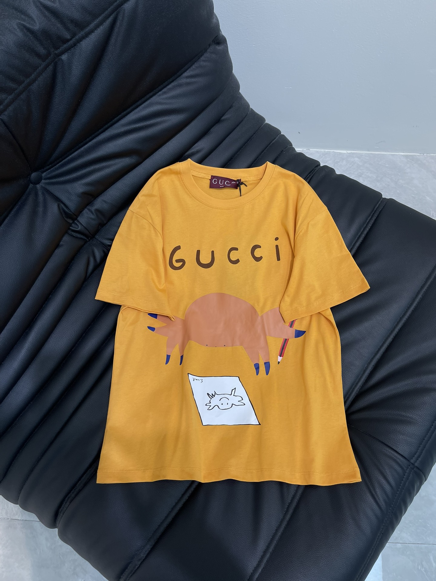 NO:434401,Gucc*2025 new product is available for children's fun printed round neck Customized YB native cotton material breathable and comfortable, full texture Slim short-sleeved T-shirt cutting highlights the brand style Made of gram-weight pure cotton, full of drape and presents a slim visual effect YB development The whole garment is restored to bright orange The chest is made of printing technology and contrasting colors to outline the three-dimensional fox painting pattern The letter logo enhances the brand identity Children's fun cartoon style Let the fashion and high-end feel immediately Create a personal style Fashion and relaxed SML, gucci, T-shirt,tees, t-shirt,alexander wang19860909Gucc*2025新品上架 童趣印花圆领 定制YB原生全棉材质 透气舒适 质感十足 修身短袖T恤裁剪 凸显品牌格调 采用克重纯棉制成 垂坠感十足 呈现显瘦视觉效果 YB开发 整件成衣还原出亮橙色 胸前利用印花工艺和撞色勾勒出立体风格的狐狸画画图案 字母徽标加强品牌标识度 童趣卡通风格 让时尚高级感立现 打造个性风格 时髦松弛 SML,,gucci,T-shirt,tees，t-shirt,alexander wang,Women's clothing