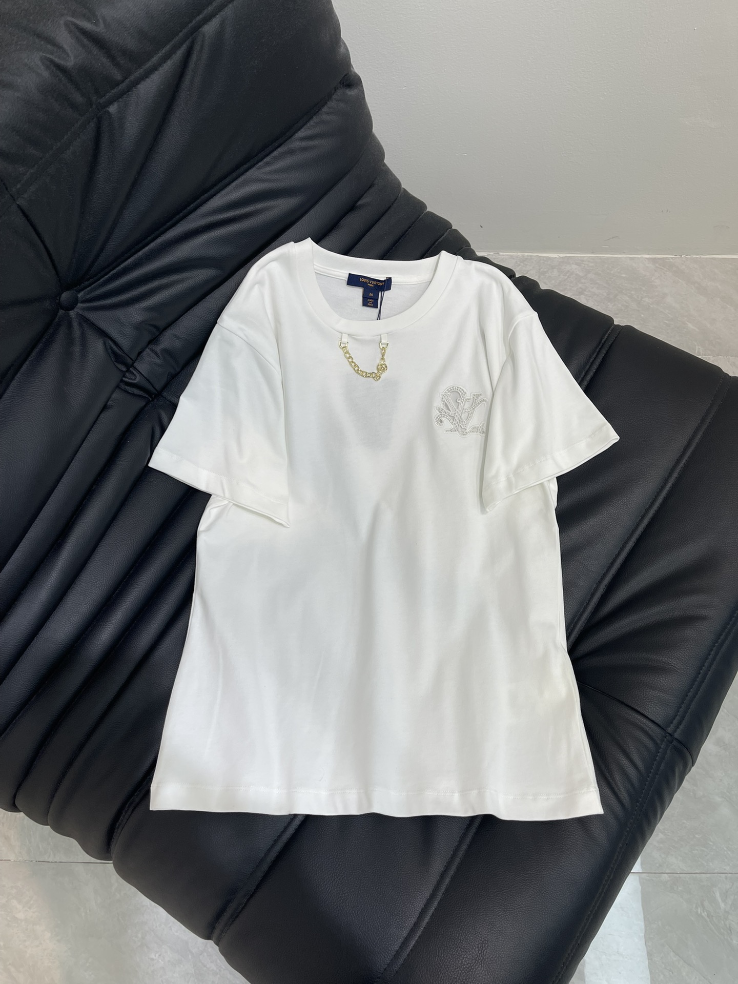 NO:434400,Exclusive first release, recommended for popular orders, Lv25s spring and summer new Resot vacation series, MONOGRAM heavy industry three-dimensional embroidered short-sleeved T-shirt. It is made of soft and comfortable cotton knit, classic, fashionable and high-end!  The style is not picky about others and looks slim!  Highly recommend casual temperament items.SML, louis vuitton, T-shirt,tees, t-shirt,alexander wang19860909独家首发 爆单推荐,Lv25s春夏新品Resot度假系列,MONOGRAM重工立体刺绣短袖T恤.取材柔软舒适的棉质针织,经典时髦又高级！版型不挑人上身巨显瘦！强烈推荐休闲气质单品.SML,,louis vuitton,T-shirt,tees，t-shirt,alexander wang,Women's clothing