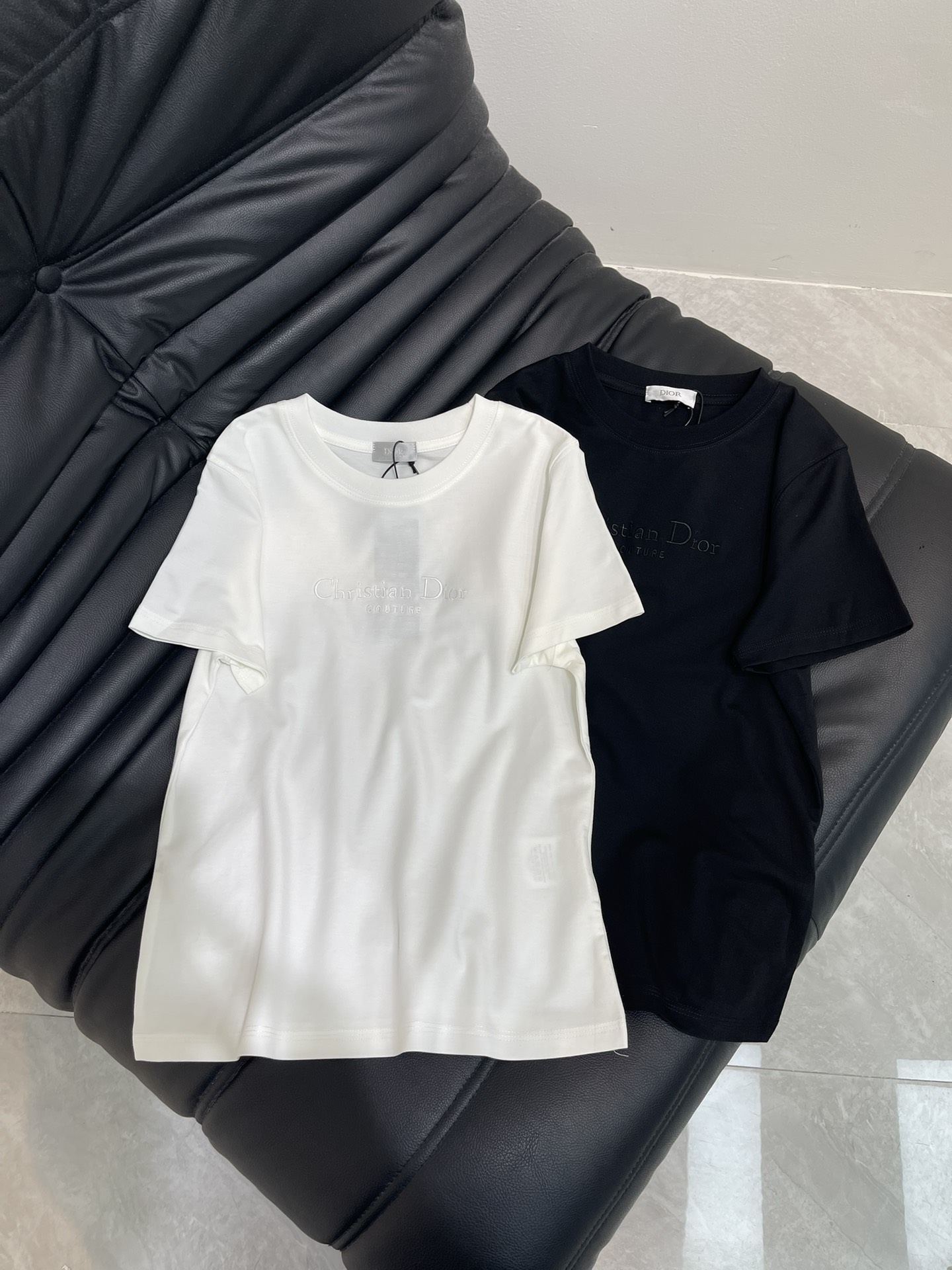 NO:434385,Dior*25 spring and summer new heavy industry embroidered short-sleeved T-shirt, imported pure cotton fabric, classic style versatile and not picky, and the upper body is very beautiful!  SML, dior, T-shirt,tees, t-shirt,alexander wang19860909Dior*25春夏新款重工刺绣短袖T恤,进口纯棉面料,经典版型百搭不挑人,上身非常漂亮！SML,,dior,T-shirt,tees，t-shirt,alexander wang,Women's clothing