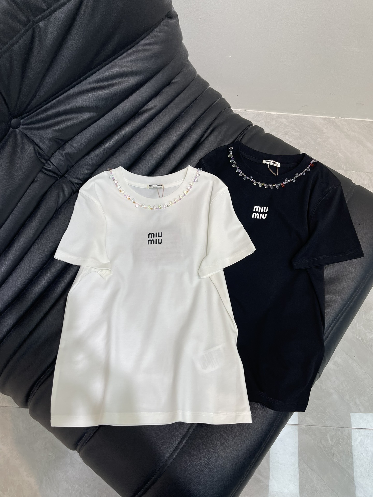 NO:434379,Miumi*25 spring and summer new heavy industry full-diamond short-sleeved T-shirt, imported pure cotton fabric, classic style versatile and not picky, and the upper body is very beautiful!  SML, miumiu, T-shirt,tees, t-shirt,alexander wang19860909Miumi*25春夏新款重工满钻短袖T恤,进口纯棉面料,经典版型百搭不挑人,上身非常漂亮！SML,,miumiu,T-shirt,tees，t-shirt,alexander wang,Women's clothing