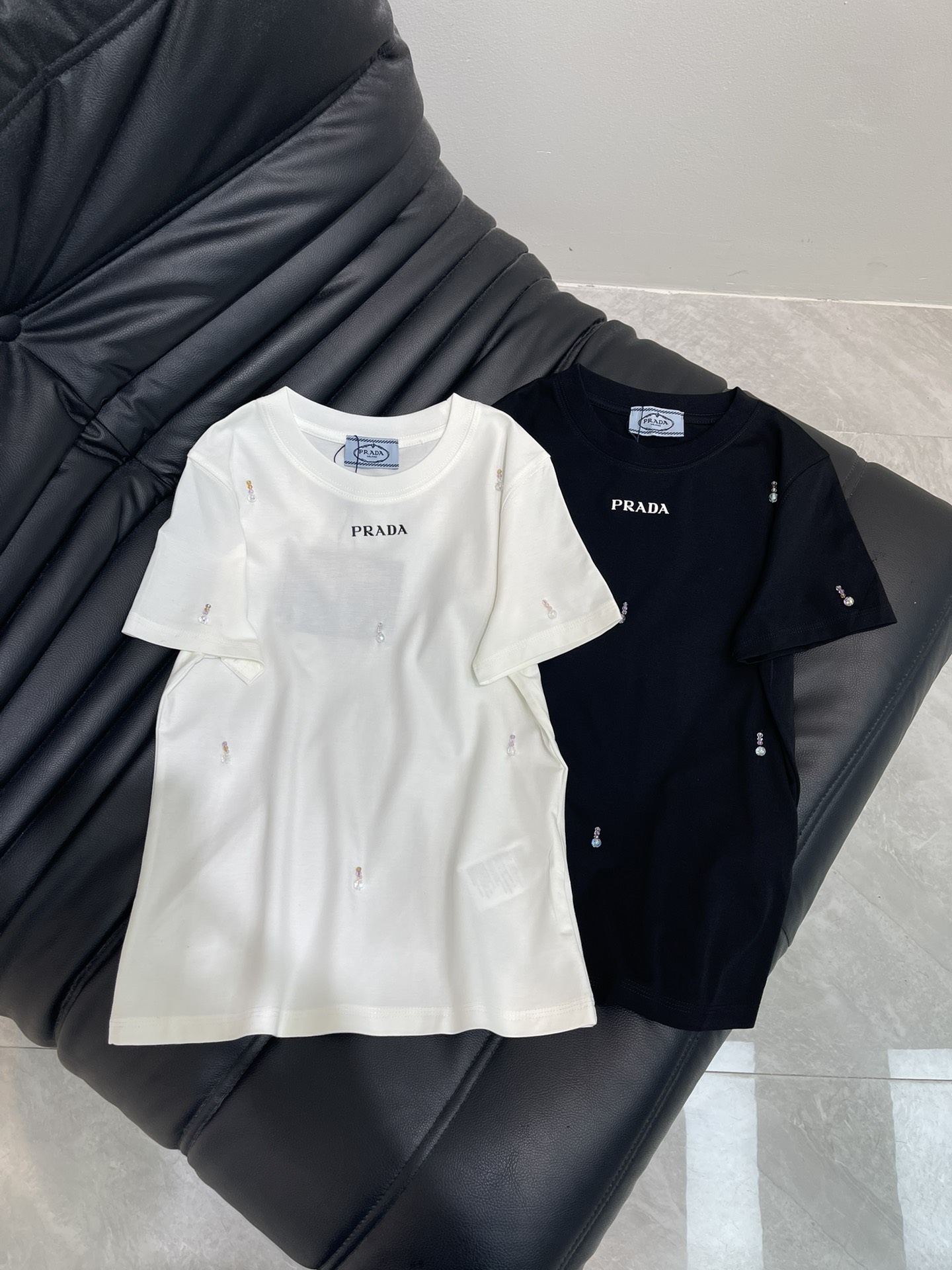 NO:434376,Prada*25 spring and summer new heavy industry full-diamond short-sleeved T-shirt, imported pure cotton fabric, classic style versatile and not picky, and the upper body is very beautiful!  SML, prada, T-shirt,tees, t-shirt,alexander wang19860909Prada*25春夏新款重工满钻短袖T恤,进口纯棉面料,经典版型百搭不挑人,上身非常漂亮！SML,,prada,T-shirt,tees，t-shirt,alexander wang,Women's clothing