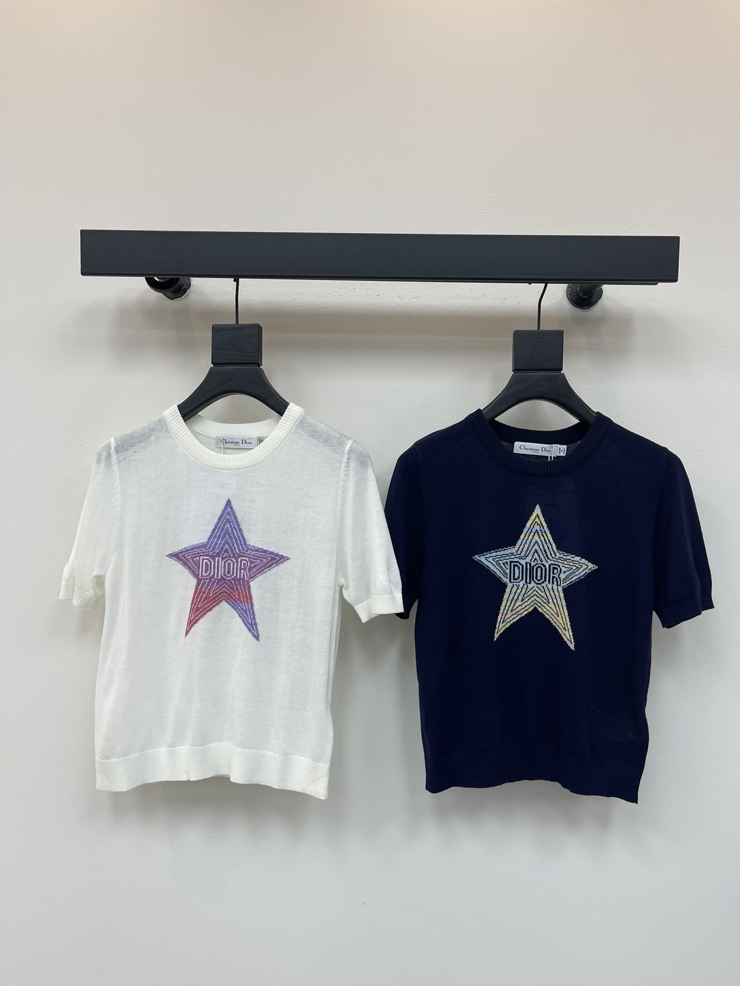 NO:434382,Dio* 2025 Spring and Summer New Series!  Contrast color star knit short sleeves!  Customized YB imported silk yarn weaving, high-quality texture, comfortable and soft, round neck short-sleeved top, dense knitted and delicate, highlight the brand texture, neckline threaded edges echo the hem, contrasting color jacquard five-pointed star pattern on the chest, inner circle, D letter decoration, highlight brand tone, regular tailoring, hide the meat and make it look tender SML,,dior,T-shirt,alexander wang19860909Dio* 2025春夏新款系列！撞色星星针织短袖！定制YB进口丝毛纱线织造 质感高级 舒适柔软 圆领短袖上衣剪裁 密实针织细腻凸显品牌质感 领口螺纹包边与衣摆相呼应 胸前撞色提花五角星图案 内圈 D字母装饰 彰显品牌调性 常规剪裁 藏肉显嫩 SML,,dior,T-shirt,alexander wang,Women's clothing