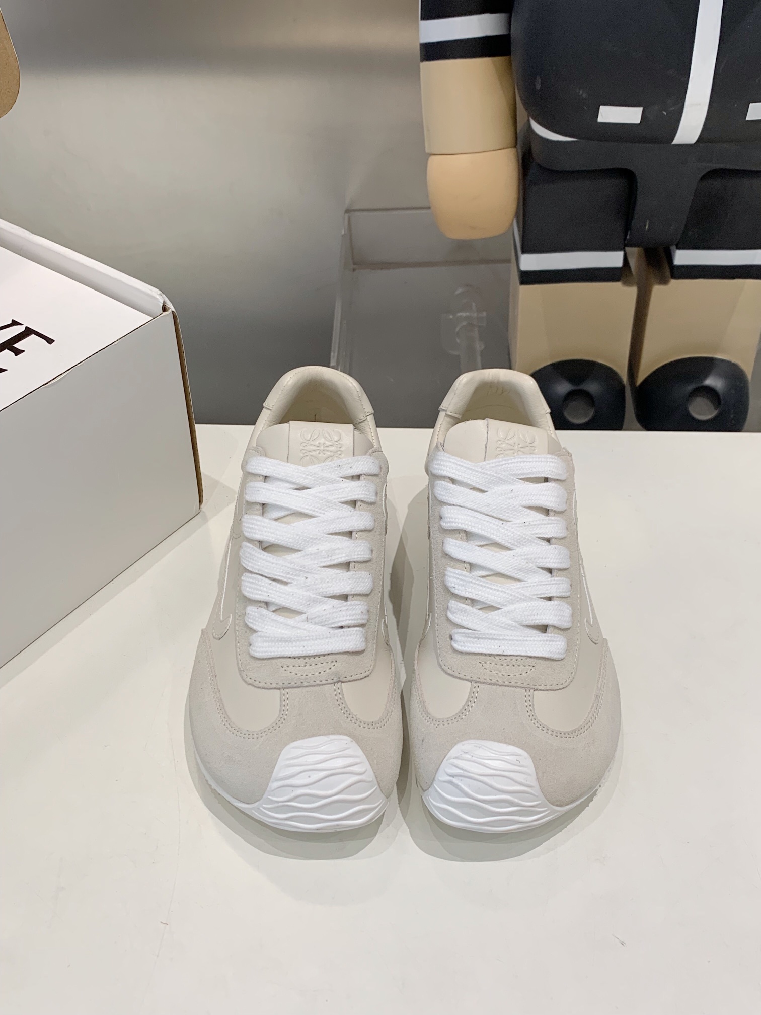 NO:439768,Cloth leather (added buckle) Luo Yiwei's popular casual shoes are coming, the color-blocking and fresh design is suitable for all kinds of versatile clothing, giving people a refreshing feeling. Imported head-layer cowhide, injection-molding logo technology, nylon tarp cloth spliced ​​matte velvet leather head-layer cowhide, preferred soft sheepskin, super comfortable feet, anti-slip wear-resistant Tr material sole, non-rubber sole, couple size women 35-40. Men 39-45, casual shoes/sports shoes, loewe, sneakers, cowhide, sheepskin19860909布皮（加扣） 罗意威爆款休闲鞋来袭,拼色小清新设计,适合各种百搭服饰,給人耳目一新的感觉.进口头层牛皮,注塑Logo工艺,尼龙防水布拼接磨砂绒皮头层牛皮,优选柔软羊皮里,脚感超级舒服,防滑耐磨Tr材质底,非橡胶底,情侣码女35-40.男39-45,休闲鞋/运动鞋,loewe,sneakers,cowhide,sheepskin,Women's Shoes